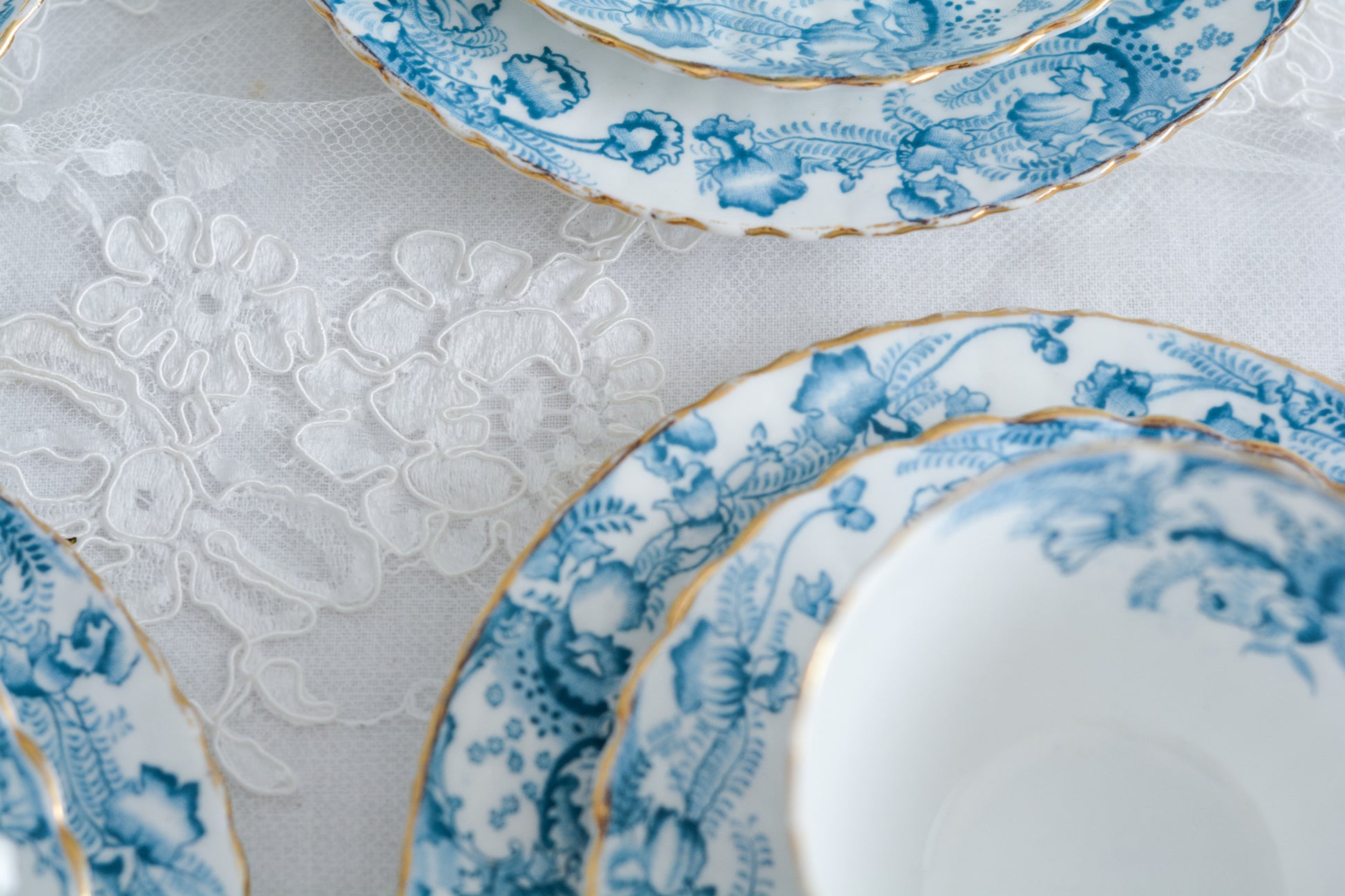 サミュエル・ラドフォードというメーカーの可愛らしいティートリオです。サミュエル・ラドフォードはスタッフォードシャーのメーカーで、1879年から1957年まで創業していました。こちらはブルーの転写模様がとても美しく地模様もとても可愛らしいお品です。同じパターンのミルクジャグ&シュガーボウル、色違いのデザートプレートも別で掲載しています。  こちらは1セットの価格です。全部で6セットあります。状態の良いものからお送りします。