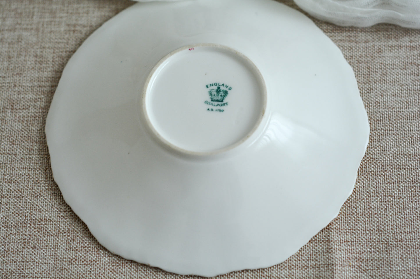 コールポートの人気シリーズ、バットウィングシリーズ。とても珍しい模様のデュオが入荷しました。鮮やかなブルーカラーの年輪のような模様がとても美しいお品です。カップのサイドにはエナメルのお花たちが描かれています。以前色違いの淡いグリーンをご紹介したことがあります。こちらは、カップに製造時にできたと思われる小さな穴があります。貫通はしていないのですが、そこだけ油薬がかかっていません。その穴付近にごく微細な貫入が1つあります。 その他は貫入もなく、金彩もとても綺麗に残っていて、キラキラと輝いています。特別なバットウィング。プレゼントにもご自身のご褒美にもぴったりなお品です。