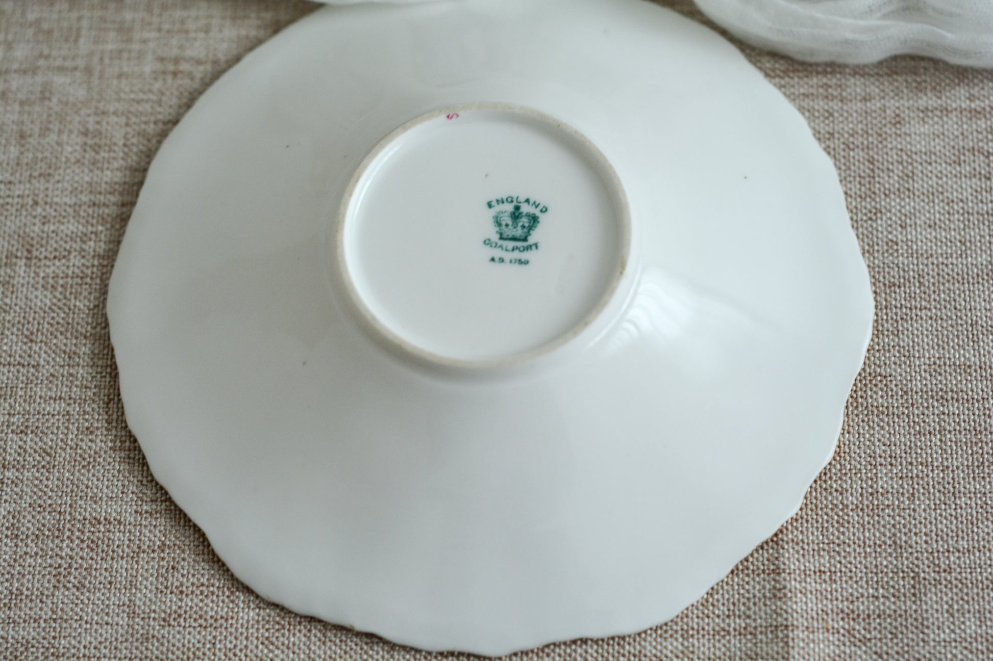 コールポートの人気シリーズ、バットウィングシリーズ。とても珍しい模様のデュオが入荷しました。鮮やかなブルーカラーの年輪のような模様がとても美しいお品です。カップのサイドにはエナメルのお花たちが描かれています。以前色違いの淡いグリーンをご紹介したことがあります。こちらは、カップに製造時にできたと思われる小さな穴があります。貫通はしていないのですが、そこだけ油薬がかかっていません。その穴付近にごく微細な貫入が1つあります。 その他は貫入もなく、金彩もとても綺麗に残っていて、キラキラと輝いています。特別なバットウィング。プレゼントにもご自身のご褒美にもぴったりなお品です。