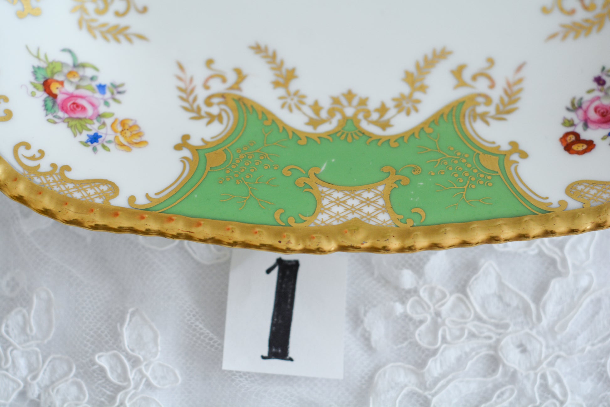 コールポートの人気シリーズ、バットウィング。カラーバリエーションも豊富なシリーズです。こちらは明るい雰囲気のアップルグリーンカラーの美しいB&Bプレート。サンドイッチやスイーツなど盛り付けてお楽しみくださいね。こちらは1枚の価格です。全部で2枚ございます。少しずつデザインが違いますので①〜②からお選びください。