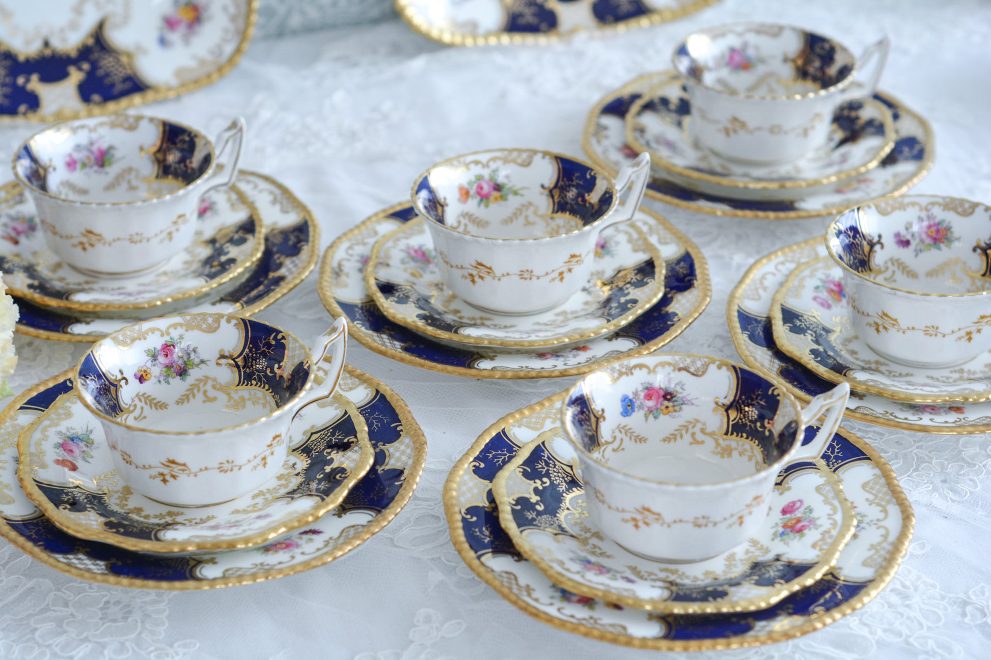 コールポートの代表作と言ってもいい、バットウィングシリーズ。こちらはコバルトブルーのティートリオです。重厚感のあるコバルトブルーと金彩のコントラスト、美しいシェイプ。凛としさ美しさがありオーラを感じます。そしてこちらのお品は、カップの側面にブーケの模様が描かれている珍しいデザインです。最近はバットウィングも探すのがとても困難になってきました。心が躍るカップでティータイムをお楽しみいただけたら嬉しいです。こちらは1セットの価格です。全部で6セット在庫がございます。状態で価格が変わります。