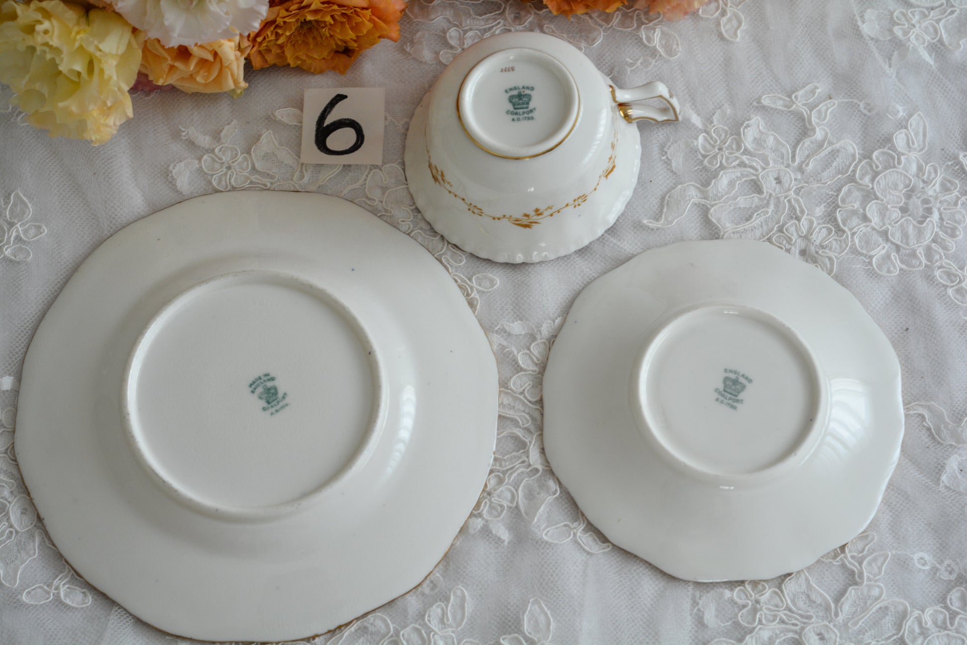 コールポートの代表作と言ってもいい、バットウィングシリーズ。こちらはコバルトブルーのティートリオです。重厚感のあるコバルトブルーと金彩のコントラスト、美しいシェイプ。凛としさ美しさがありオーラを感じます。最近はバットウィングも探すのがとても困難になってきました。心が躍るカップでティータイムをお楽しみいただけたら嬉しいです。こちらは1セットの価格です。全部で6セット在庫がございます。状態で価格が変わります。