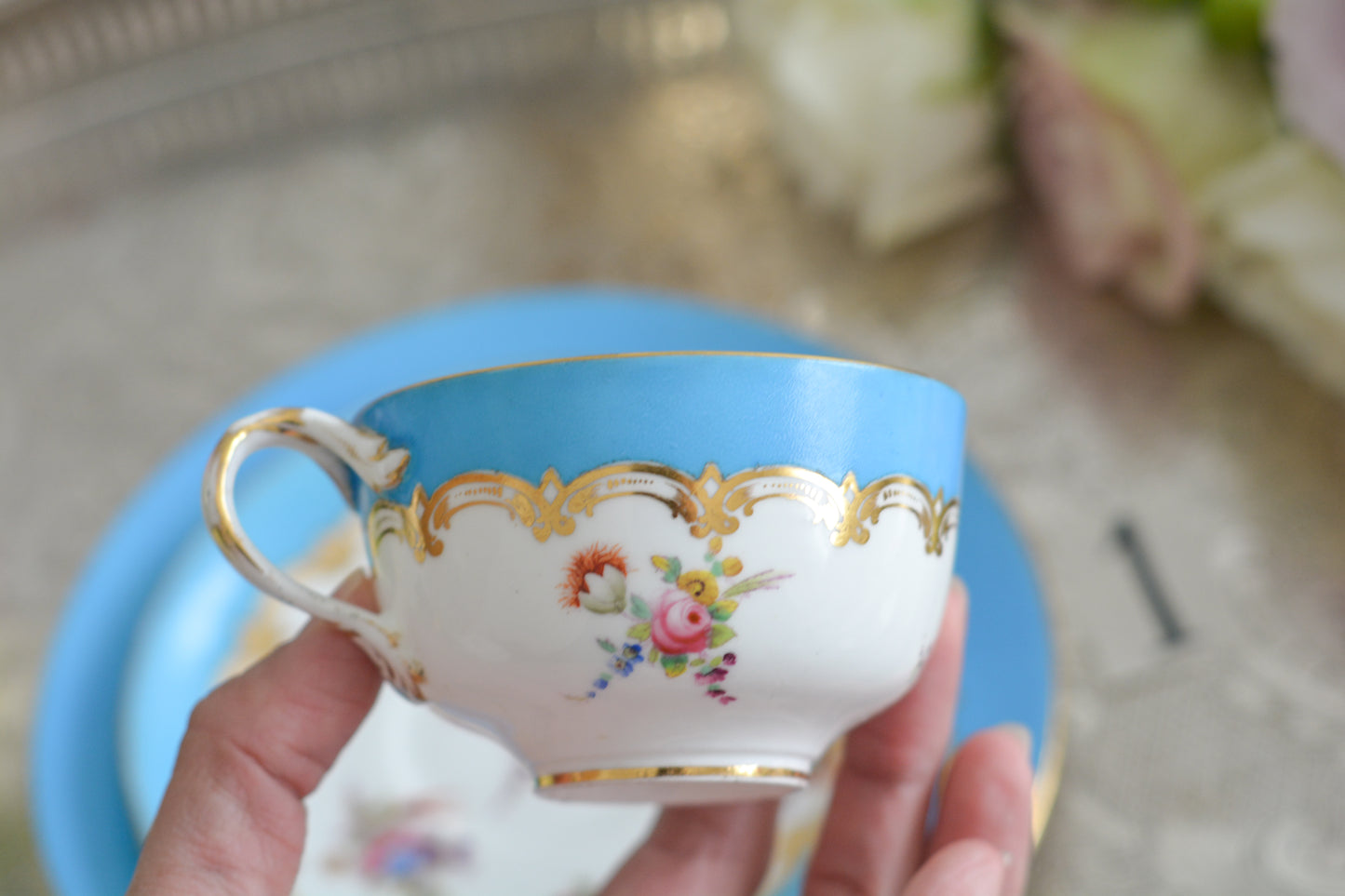 コールポートのハンドペイントで描かれた花々がとても美しいティートリオです。以前色違いのコバルトブルーのトリオをご紹介したことがあります。シリーズ名はないのですが、何色かカラーバリエーションがあります。ターコイズブルーはどのシリーズにおいても貴重なカラー。ターコイズブルーに金彩のコントラストがとても豪華な印象です。特別なティータイムにどうぞ。