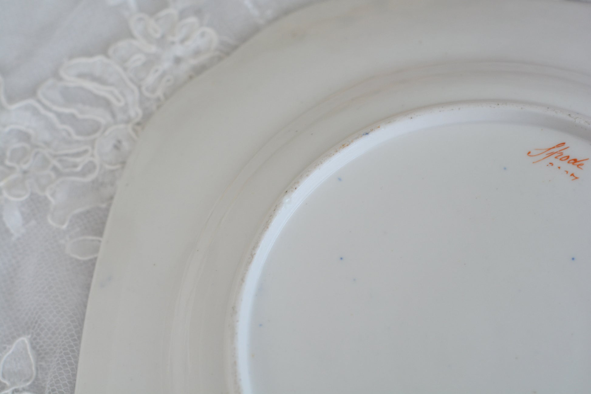 スポードのコバルトブルー地に豪華な金彩模様と手描きで描かれたブーケの模様が美しいプレートです。ちょっと珍しい形をしています。縁の縁飾りのような模様もとても素敵ですね。裏面にはバックスタンプではなく手描きでSpodeと記されています。とても豪華なプレートでキャビネットプレートとして飾ってもとても素敵だなと思います。