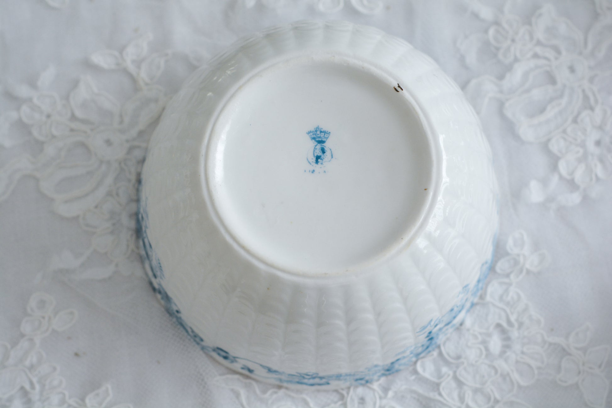 サミュエル・ラドフォードというメーカーの可愛らしいティートリオです。サミュエル・ラドフォードはスタッフォードシャーのメーカーで、1879年から1957年まで創業していました。こちらはブルーの転写模様がとても美しく地模様もとても可愛らしいお品です。同じパターンのティートリオと色違いのデザートプレートも別で掲載しています。