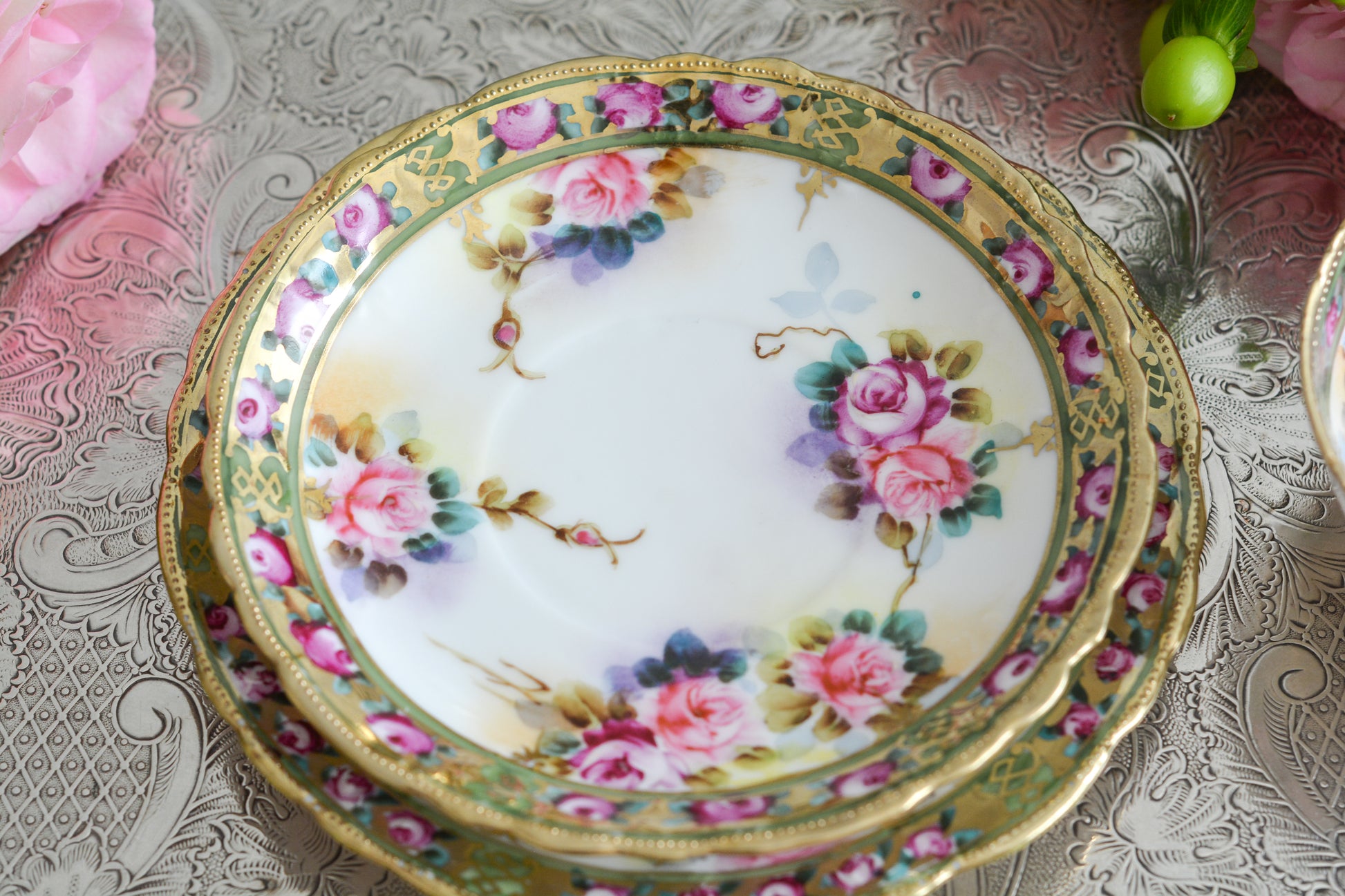 オールドノリタケの里帰り品です。キラキラと輝くティートリオ。クリスマスにもぴったりのお品です。ハンドペイントで描かれたバラに金盛りの美しい模様。さすがノリタケ!ですね。とっても豪華なデザインなのでプレゼントにもぜひどうぞ。