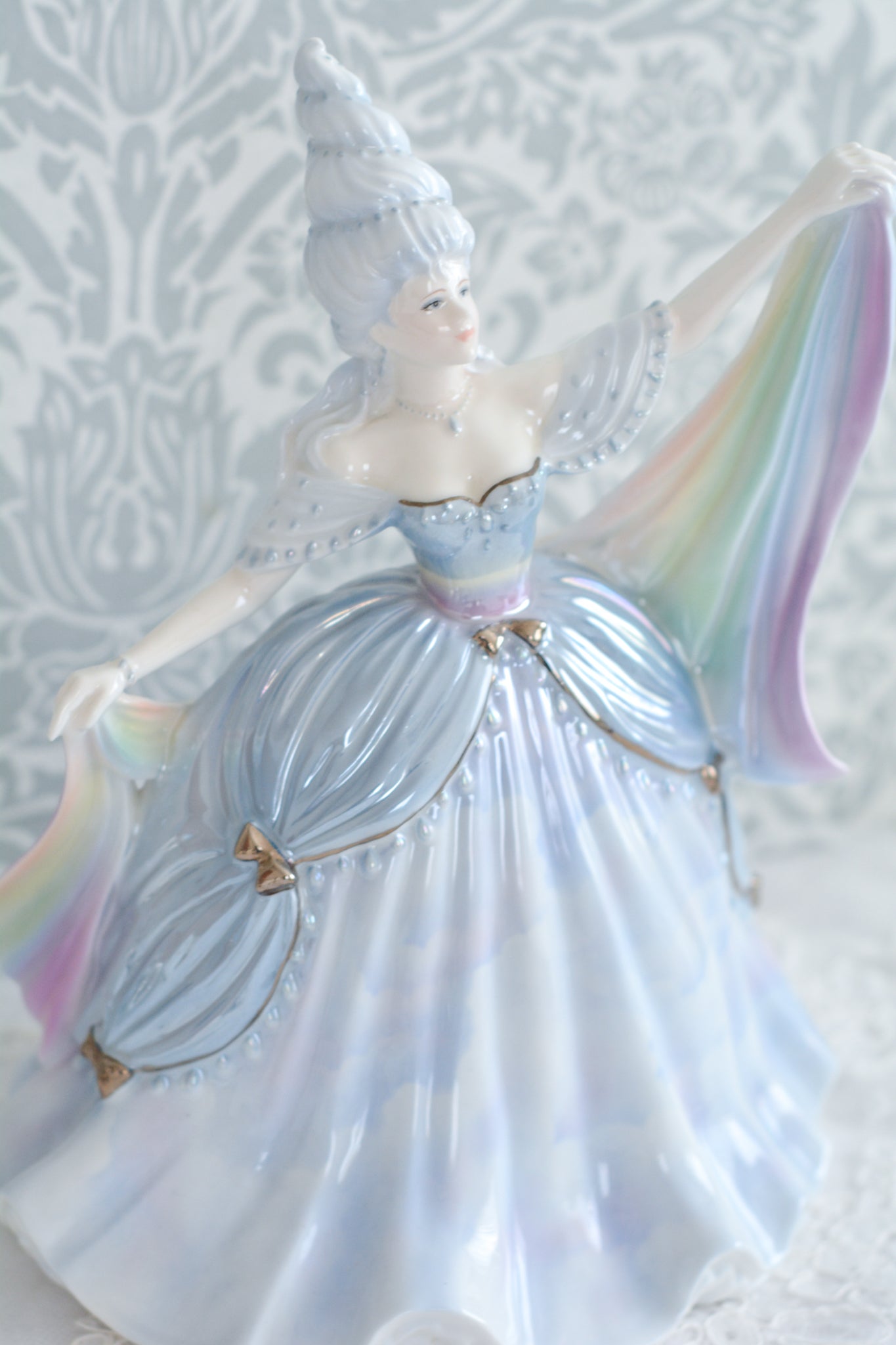 コールポートはフィギュリンをたくさん作っていて、たくさんのシリーズがあります。人気はあるけれど日本ではほとんど見かけないシリーズの1つ。「The millennium Ball」というシリーズで、この「Rain」と、「Moon」「 Forest」「Time」「Sun」の5種類から構成されています。このRainはパステルカラーでキラキラしていて、まるでファンタジーの世界からやってきてよう!このシリーズは個人的にも好きなシリーズで、時間をかけて探しました!今回ご紹介できて嬉しいです。製造数がとても少ないため探すのが大変困難なお品です。