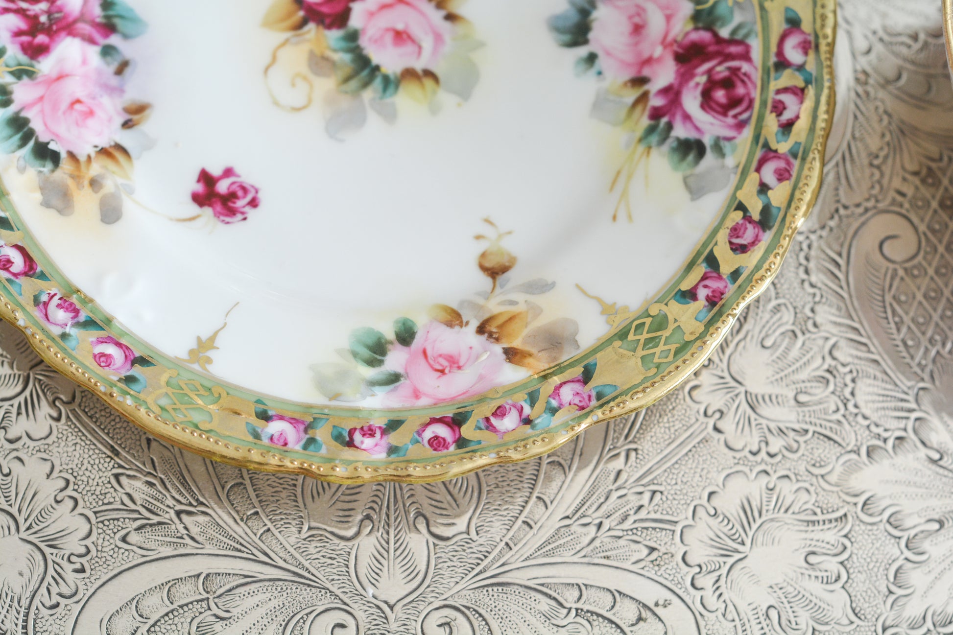 オールドノリタケの里帰り品です。キラキラと輝くティートリオ。クリスマスにもぴったりのお品です。ハンドペイントで描かれたバラに金盛りの美しい模様。さすがノリタケ!ですね。とっても豪華なデザインなのでプレゼントにもぜひどうぞ。