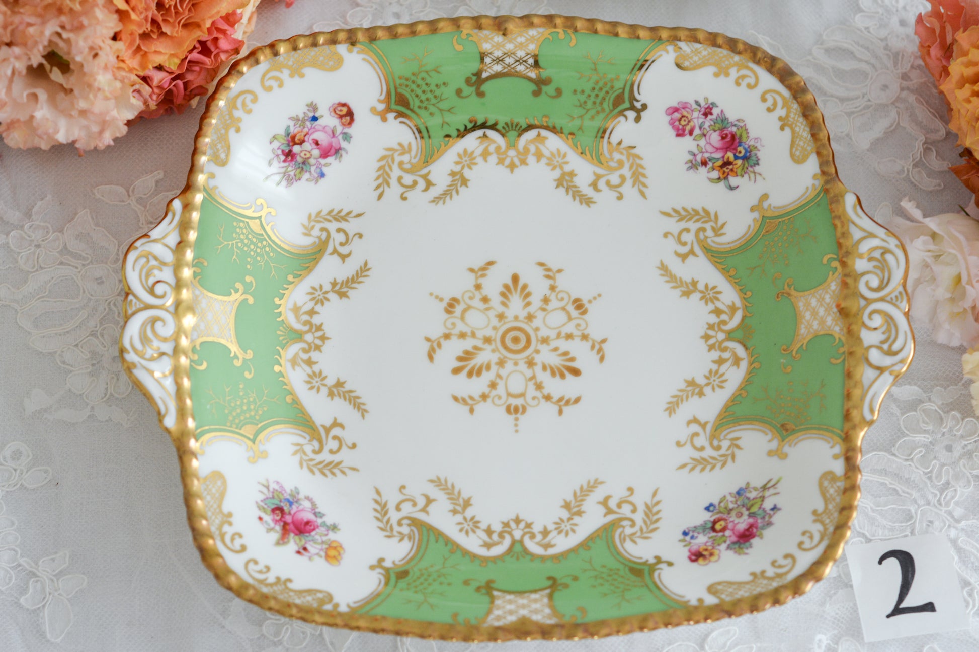 コールポートの人気シリーズ、バットウィング。カラーバリエーションも豊富なシリーズです。こちらは明るい雰囲気のアップルグリーンカラーの美しいB&Bプレート。サンドイッチやスイーツなど盛り付けてお楽しみくださいね。こちらは1枚の価格です。全部で2枚ございます。少しずつデザインが違いますので①〜②からお選びください。