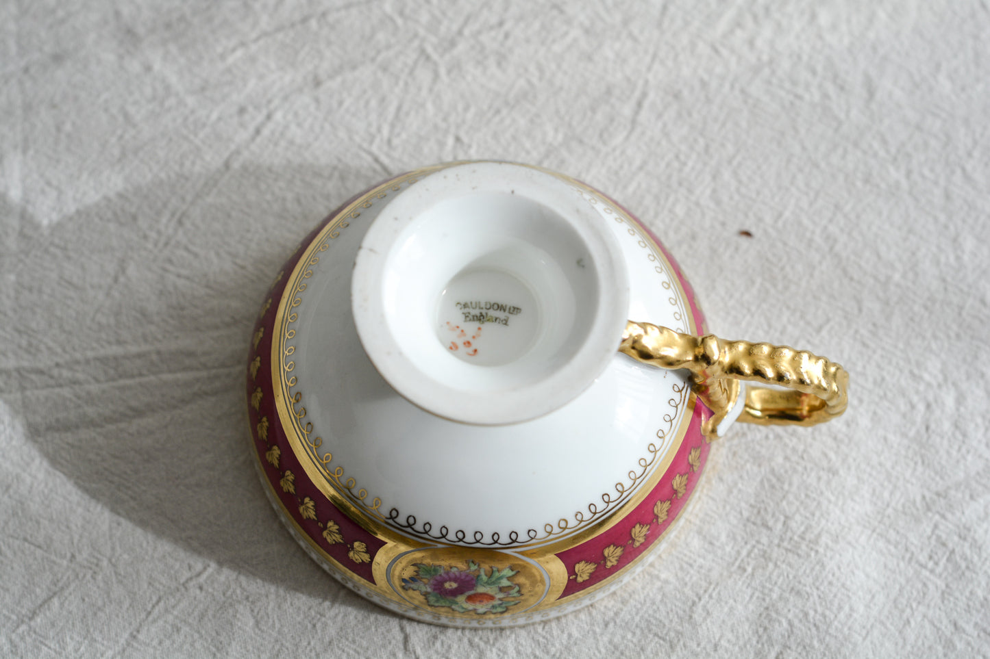 コウルドンの素晴らしいティートリオ。カップのハンドルはロープハンドルと呼ばれるデザインで、コウルドン前身のブラウンウエストヘッドムーア社が製造していたデザインです。リッジウェイ時代の豪華絢爛な作風を残しつつ、より洗練されたデザインへと昇華していったブラウンウエストヘッドムーア社。ロープハンドルはそんなブラウンウエストヘッドムーアの代表的なデザイン。数も少ないので大変人気があります。カップにはコウルドンのバックスタンプがあるのでコウルドンが引き継いで作られたお品だと思うのですが、ソーサーのダイヤモンドマークは1868年9月25日に登録されたことを示しています。ソーサーだけ古い感じはしないので、このダイヤモンドマークはこのお品ではなく、デザインの商標登録を示しているのかもしれません。アンティークは色々なストーリーを考える楽しみを与えてくれますね。