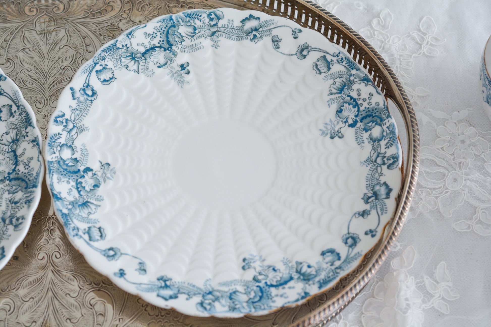 サミュエル・ラドフォードというメーカーの可愛らしいデザートプレートです。サミュエル・ラドフォードはスタッフォードシャーのメーカーで、1879年から1957年まで創業していました。こちらはブルーの転写模様がとても美しく地模様もとても可愛らしいお品です。色違いのティートリオとシュガーボウル&ミルクジャグも別で掲載しています。   こちらは1枚の価格です。全部で2枚在庫がございます。状態の良い方からお送りします。