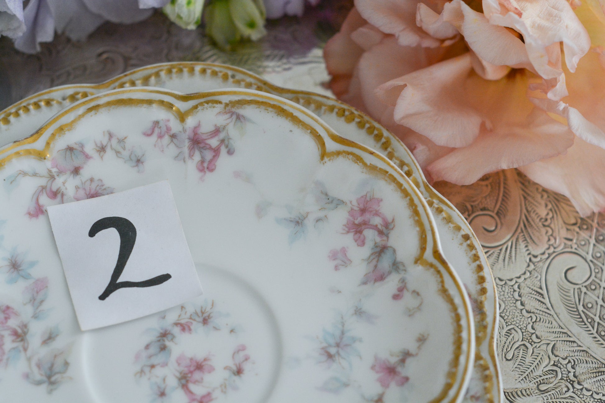 フランスのリモージュ、アビランドのティートリオです。 淡いタッチのお花がとっても可愛らしいです。柔らかで優しげな印象で、癒しのティータイムの時間を過ごせそうですね。これから春のティータイムにもぴったりです。こちらは在庫が2セットございます。ティートリオ①、ティートリオ②からお選びください。