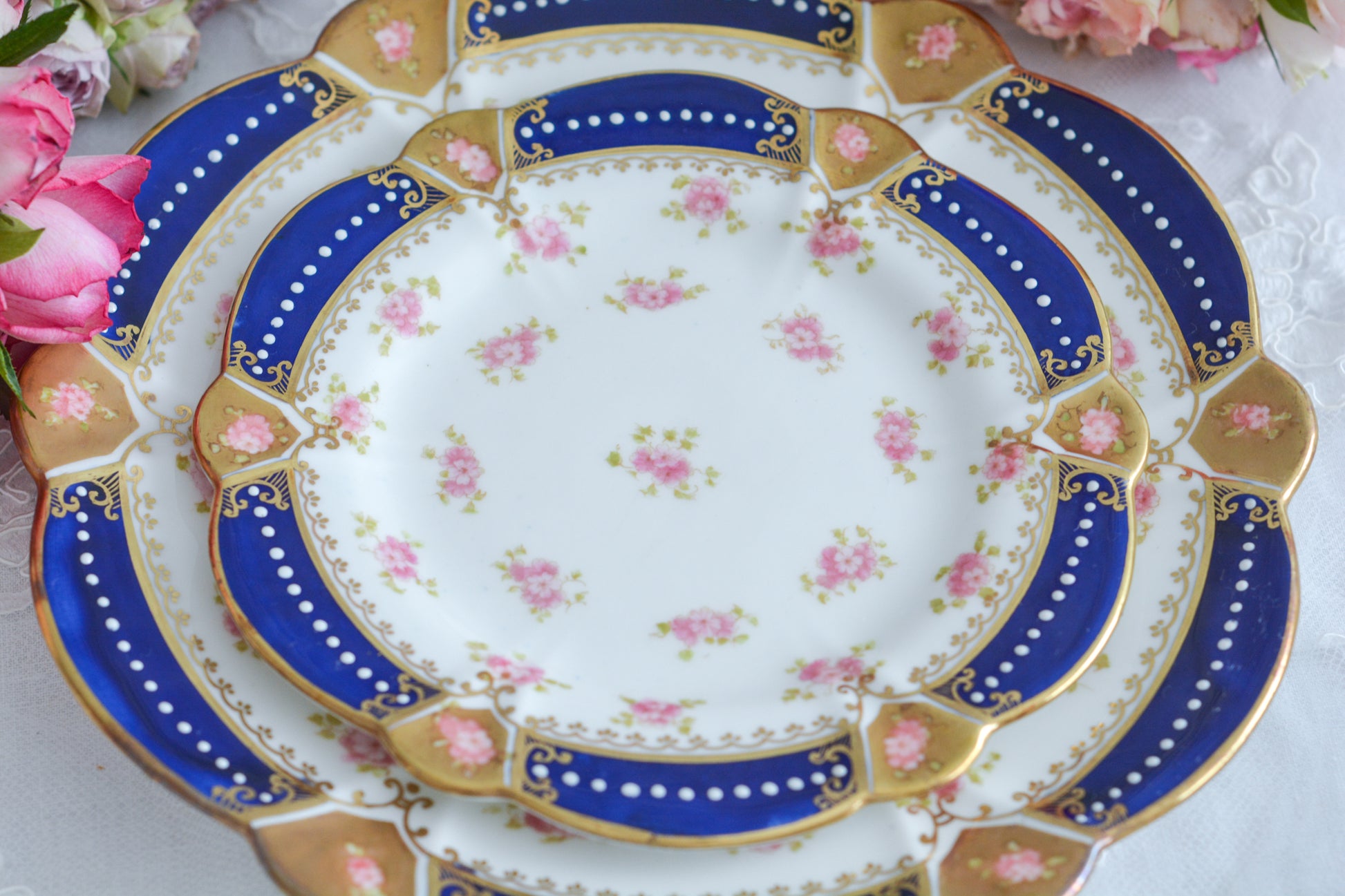 アレートンというメーカーの美しいティートリオです。アレートンは1859年から1942年まで続いたメーカーで、1912年からはコウルドンに買収されました。バックスタンプはコウルドンに引き継がれる以前の物です。美しいコバルトブルーにエナメルのジュールがうってあって、とってもエレガントなティーセットです。カップ&ソーサー、サイドプレート、デザートプレートの4ピースのセットで、お一人分のティータイムにぴったりです。