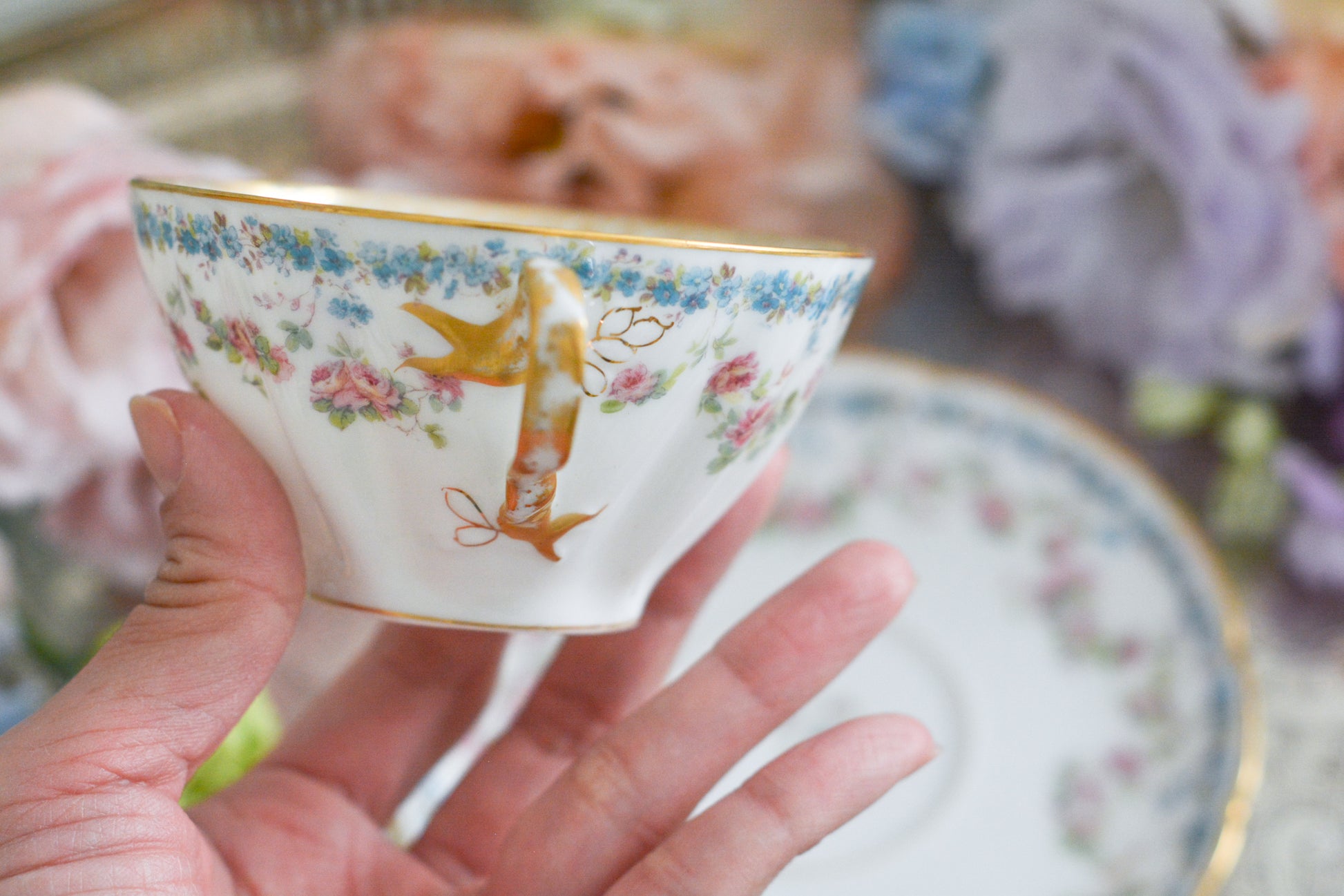 バラのガーランドと勿忘草がとっても可憐なフランスのアビランドリモージュのカップ&ソーサーです。同じ勿忘草の模様の330番もとても人気がありますが、271番は製造数がさらに少なくなかなか出回りません。優しいタッチで絵付けされていて、ハンドル部分の模様も可愛らしいです。見ているだけで優しい気持ちになります。可愛らしいカップでぜひティータイムをお楽しみくださいませ。