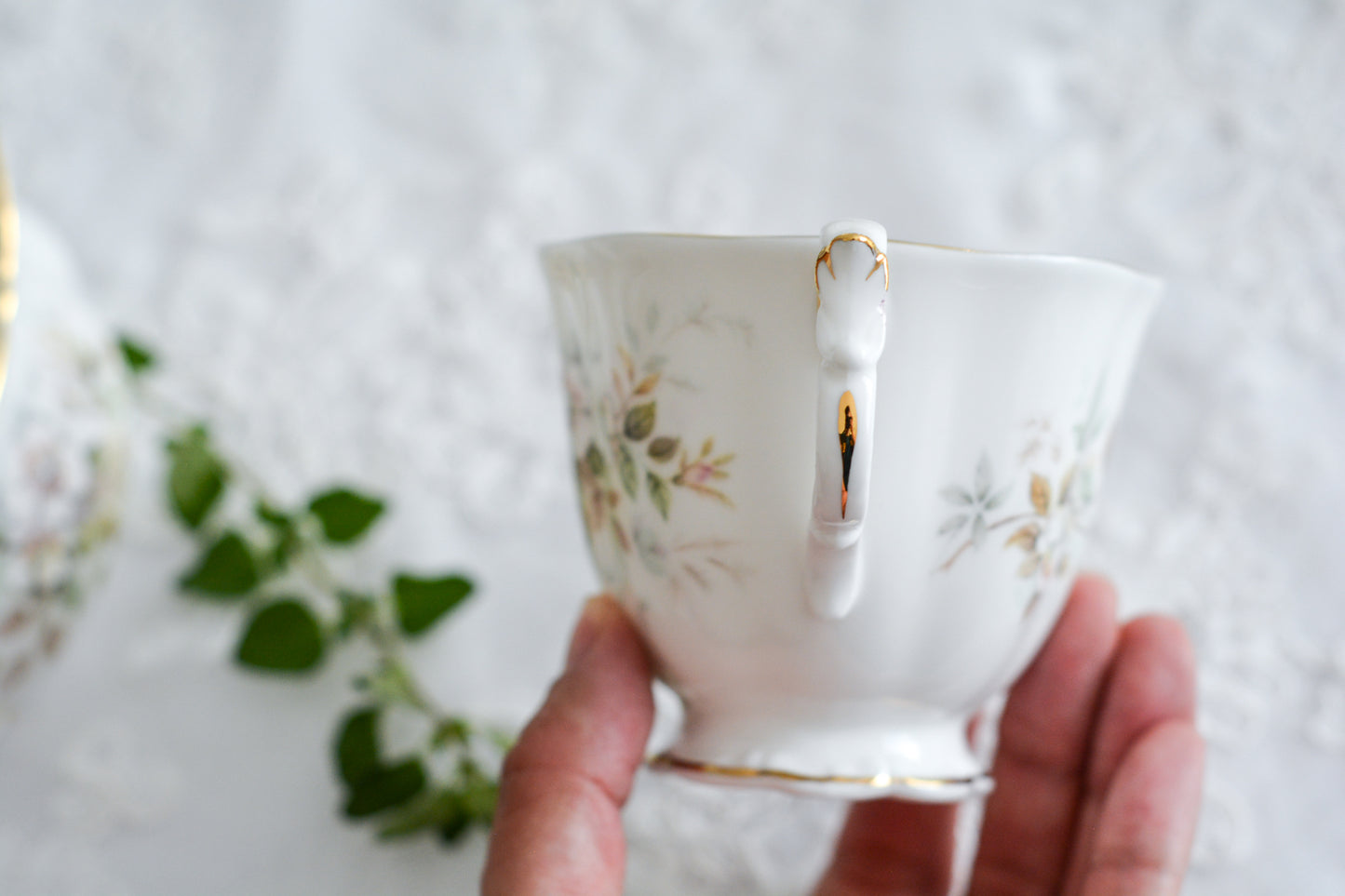 ロイヤルアルバートの「ハワース」シリーズ。淡いカラーのお花が優しげな雰囲気です。ハワースはウェストヨークシャーにある小さな街。「嵐が丘」、「ジェーン・エア」の作者ブロンテ姉妹が住んでいた街です。田園風景が広がりとても美しい、そんなハワースを思わせるような優しく美しい絵柄のティーセット。こちらは、ティートリオ4セット、クリーマー、シュガーボウル、B&Bプレートのセットです。ぜひティータイムをお楽しみください。