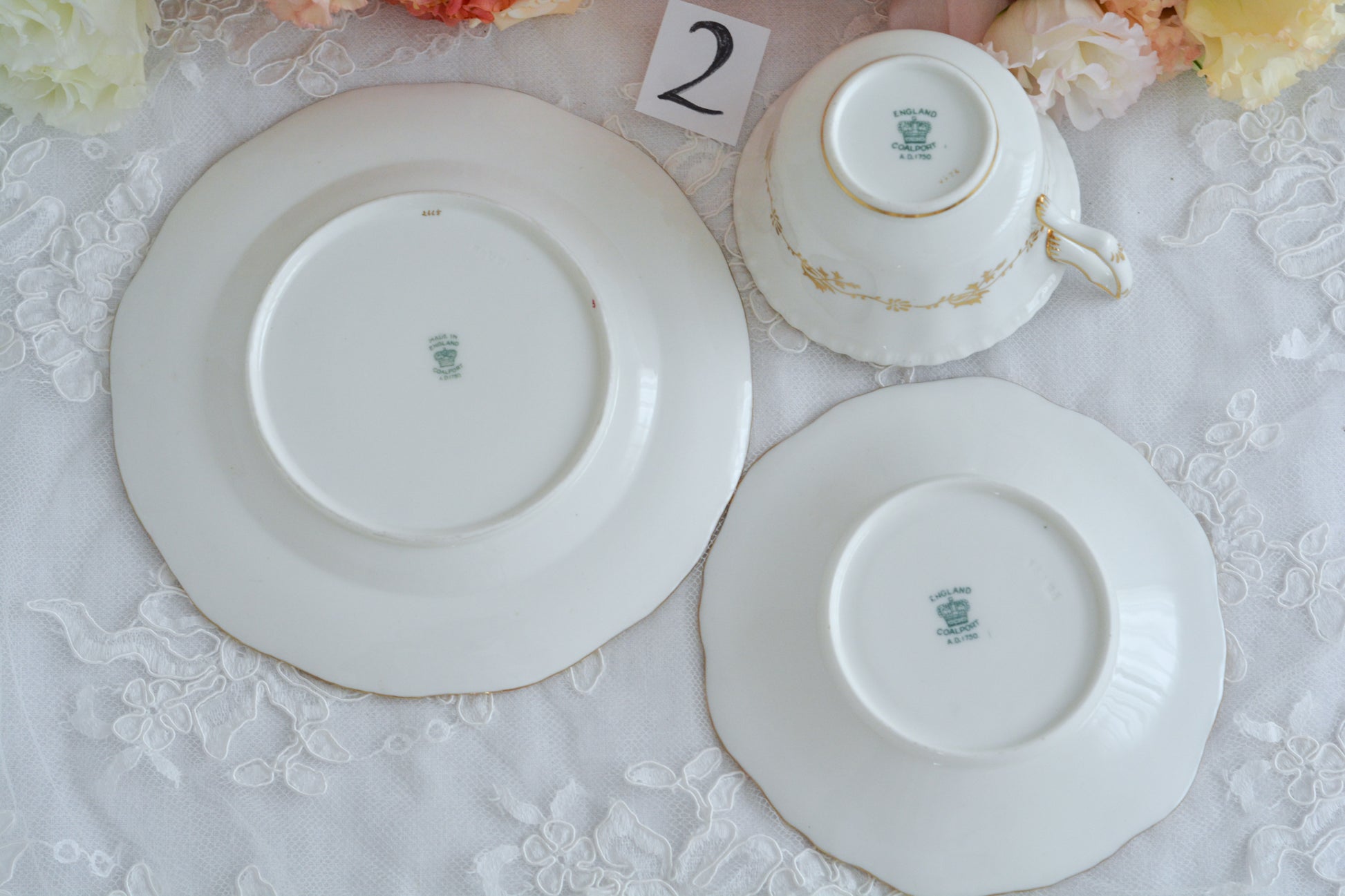 コールポートの代表作と言ってもいい、バットウィングシリーズ。こちらは明るい雰囲気のアップルグリーンのティートリオです。柔らかな印象で凛としさ美しさがありオーラを感じます。季節を選ばずお楽しみいただけるカラーですね。最近はバットウィングも探すのがとても困難になってきました。こちらはイギリスのコレクターさんからお迎えしたお品で、大切にされていたことのわかるお品達です。トリオの中央の模様の色が違ったりオリジナルのセットではないかもしれませんが、美しいトリオです。ご縁をお繋ぎできたら嬉しく思います。こちらは1セットの価格です。全部で6セット在庫がございます。①〜⑥からお選びください。