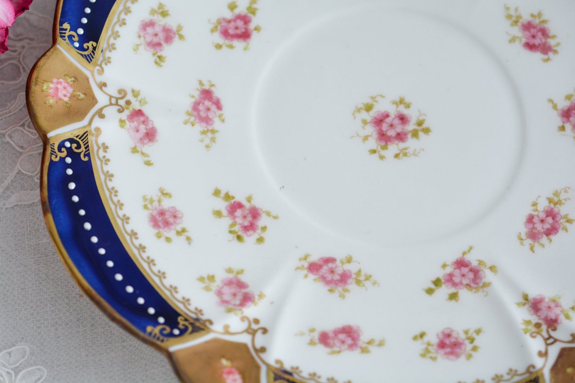 アレートンというメーカーの美しいティートリオです。アレートンは1859年から1942年まで続いたメーカーで、1912年からはコウルドンに買収されました。バックスタンプはコウルドンに引き継がれる以前の物です。美しいコバルトブルーにエナメルのジュールがうってあって、とってもエレガントなティーセットです。カップ&ソーサー、サイドプレート、デザートプレートの4ピースのセットで、お一人分のティータイムにぴったりです。