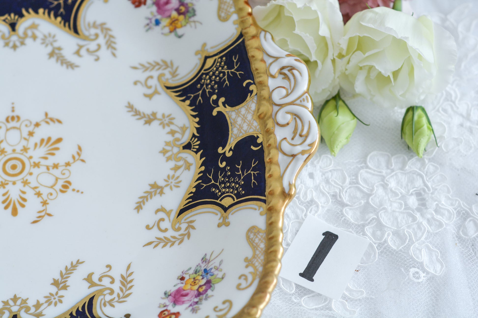 コールポートの人気シリーズ、バットウィング。カラーバリエーションも豊富なシリーズです。こちらはコバルトカラーの美しいB&Bプレート。コバルトブルーは重厚感がありますね。B&BプレートのB&Bとは、ブレッド&バターの略で、パンやサンドイッチ、スコーンはもちろん、スイーツなども盛り付けてお楽しみいただけます。