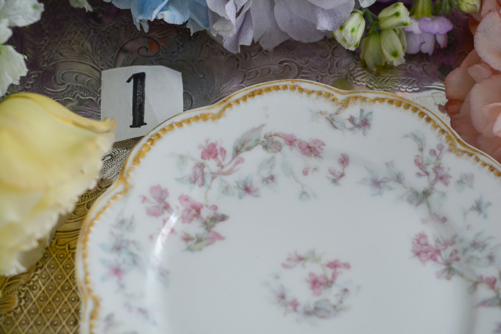 フランスのリモージュ、アビランドのティートリオです。 淡いタッチのお花がとっても可愛らしいです。柔らかで優しげな印象で、癒しのティータイムの時間を過ごせそうですね。これから春のティータイムにもぴったりです。こちらは在庫が2セットございます。ティートリオ①、ティートリオ②からお選びください。