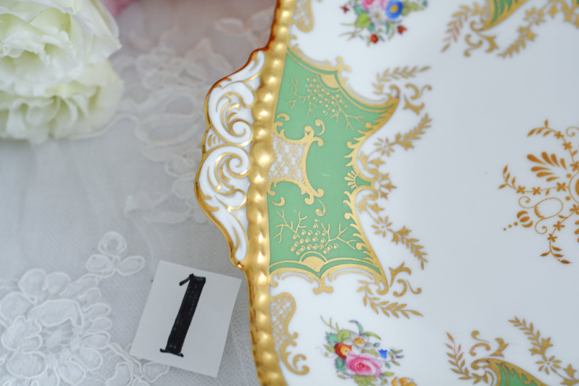 コールポートの人気シリーズ、バットウィング。カラーバリエーションも豊富なシリーズです。こちらは明るい雰囲気のアップルグリーンカラーの美しいB&Bプレート。サンドイッチやスイーツなど盛り付けてお楽しみくださいね。こちらは1枚の価格です。全部で2枚ございます。少しずつデザインが違いますので①〜②からお選びください。