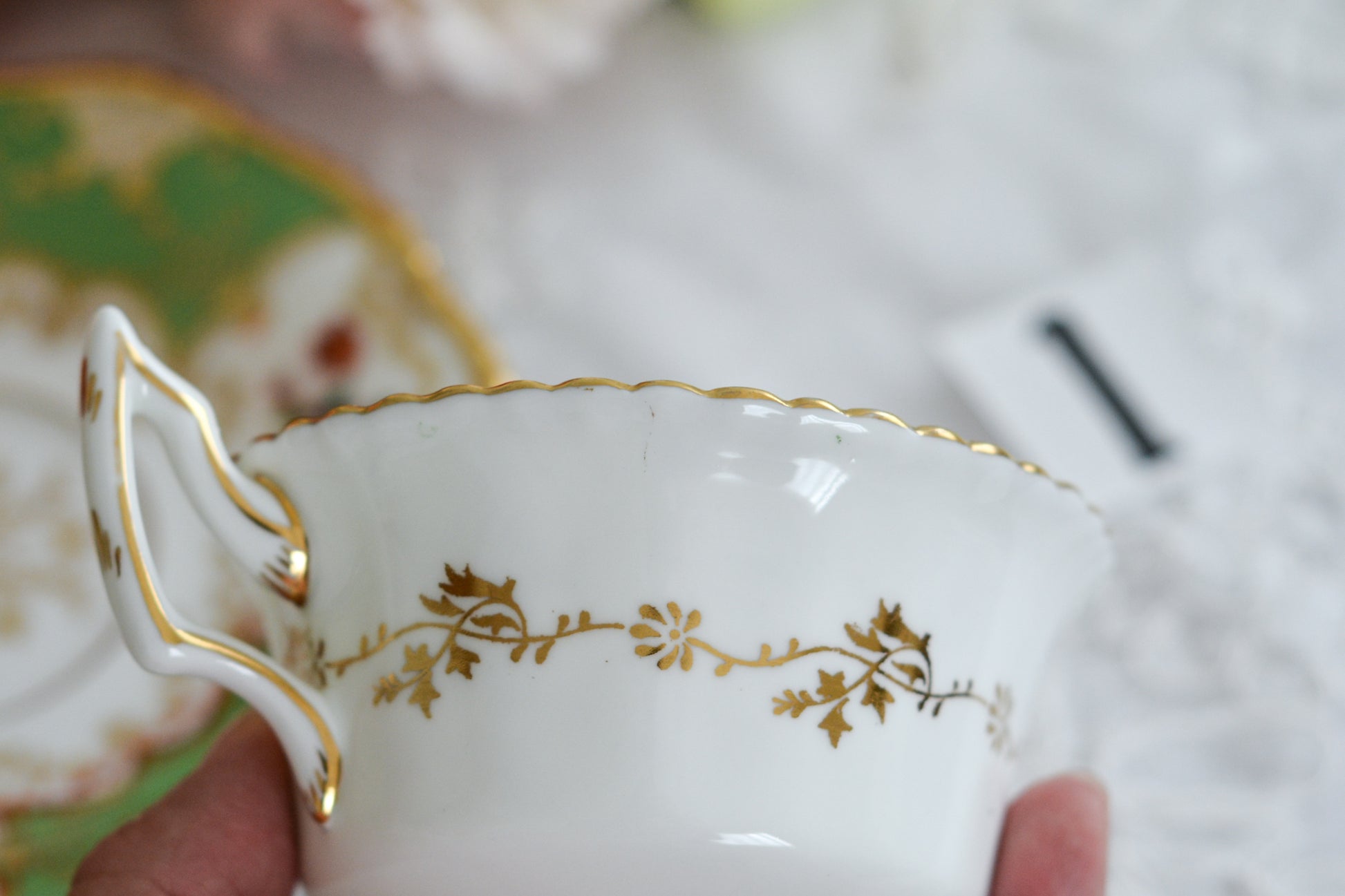 コールポートの代表作と言ってもいい、バットウィングシリーズ。こちらは明るい雰囲気のアップルグリーンのティートリオです。柔らかな印象で凛としさ美しさがありオーラを感じます。季節を選ばずお楽しみいただけるカラーですね。最近はバットウィングも探すのがとても困難になってきました。こちらはイギリスのコレクターさんからお迎えしたお品で、大切にされていたことのわかるお品達です。トリオの中央の模様の色が違ったりオリジナルのセットではないかもしれませんが、美しいトリオです。ご縁をお繋ぎできたら嬉しく思います。こちらは1セットの価格です。全部で6セット在庫がございます。①〜⑥からお選びください。