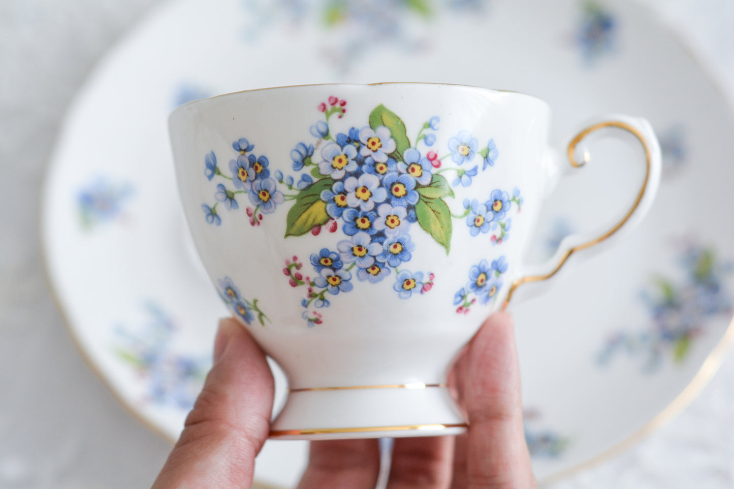 タスカンの勿忘草が大変可愛らしいテニスセットです。勿忘草がモチーフのヴィンテージ食器は色々なメーカーで作られています。このタスカンのトリオの勿忘草はとても優しい雰囲気ですね。テニスセットはソーサーがプレートと一体化している形のセットで、20世紀初め頃からスポーツ観戦時にビスケットなどのお菓子と紅茶を楽しむために作られました。主にテニスを観戦する際に重宝されたので、テニスセットと呼ばれるようになりました。気軽に紅茶とお菓子を楽しめる便利なセットです。