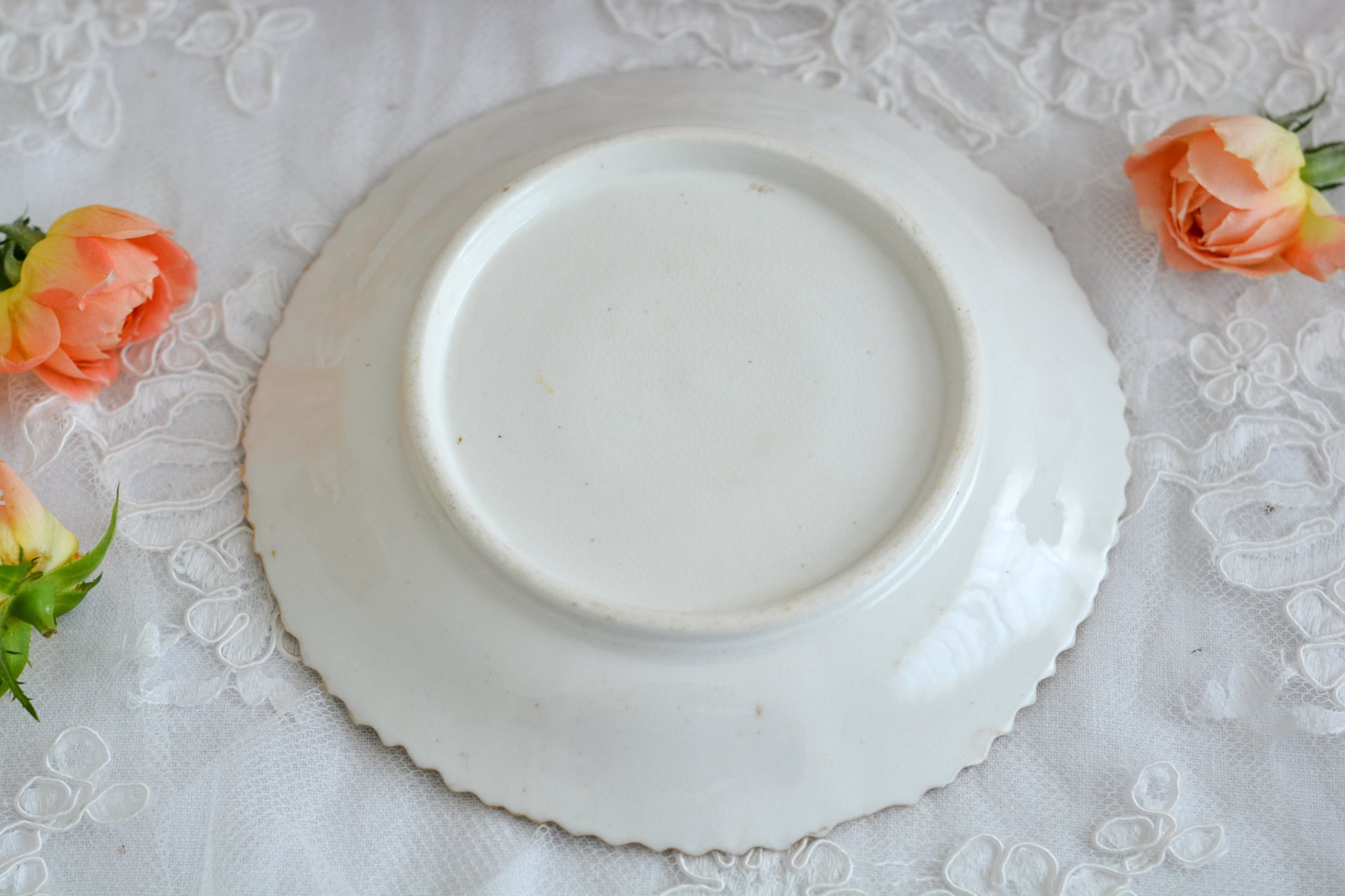 コールポートのペンブロークシェイプと呼ばれるシェイプのカップです。縁の飾り模様が特徴的で1820年代後半に作られたとても古い作品です。豪華な縁飾りに手描きで描かれた美しい花々、エレガントなリングハンドル。約200年前に作られ、この持ち主の貴族はこんな美しいカップでどんな優雅なティータイムを過ごしていたのでしょうか。