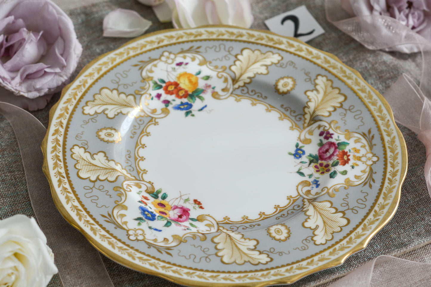 コウルドンのティファニーパターンの素敵なデザートプレートです。ハロッズがオーダーしたもので、ティファニーのスタンプはありませんが、柄はティファニーがコウルドンに特注したパターンです。ティファニーらしい上品な絵柄がとても美しくでコウルドンの中でも人気のシリーズです。当時も人気があったのでしょう。いろいろな小売店がこのパターンをオーダーしています。グレーカラーは柔らかい雰囲気で金彩との相性もいいです。とてもエレガントなプレートです。