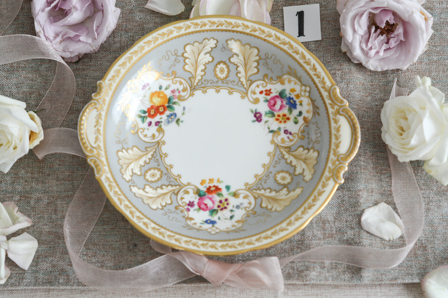 コウルドンのティファニーパターンのプレート。こちらは老舗ハロッズがオーダーしたもので、こちらはティファニーのスタンプはありませんが、柄はティファニーがコウルドンにオーダーしたパターンです。ティファニーらしい上品な絵柄がとても美しくでコウルドンの中でも人気のシリーズです。当時も人気があったのでしょう。いろいろな小売店がコウルドンにオーダーしています。ハンドルのついた深めのプレートはサービングプレートにもお使いいただきやすいと思います。