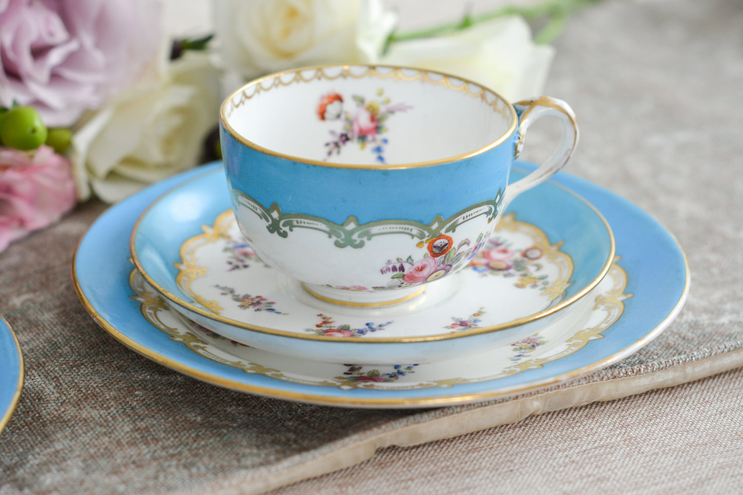 コールポートのハンドペイントで描かれた花々がとても美しいティートリオです。以前色違いのコバルトブルーのトリオをご紹介したことがあります。シリーズ名はないのですが、何色かカラーバリエーションがあります。ターコイズブルーはどのシリーズにおいても貴重なカラー。ターコイズブルーに金彩のコントラストがとても豪華な印象です。特別なティータイムにどうぞ。