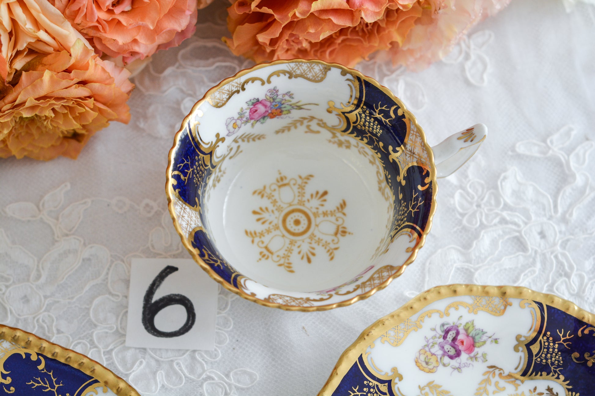 コールポートの代表作と言ってもいい、バットウィングシリーズ。こちらはコバルトブルーのティートリオです。重厚感のあるコバルトブルーと金彩のコントラスト、美しいシェイプ。凛としさ美しさがありオーラを感じます。最近はバットウィングも探すのがとても困難になってきました。心が躍るカップでティータイムをお楽しみいただけたら嬉しいです。こちらは1セットの価格です。全部で6セット在庫がございます。状態で価格が変わります。