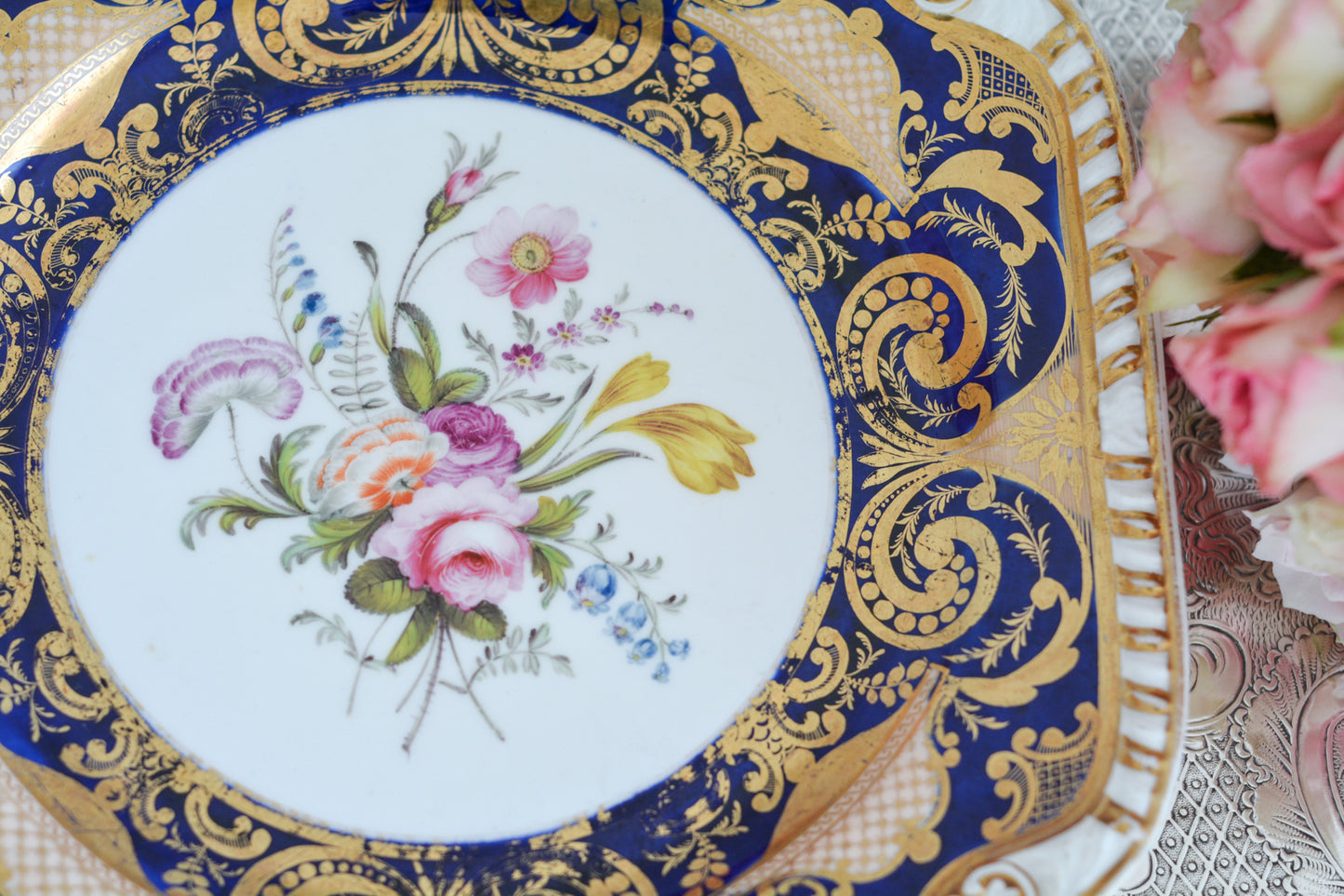 スポードのコバルトブルー地に豪華な金彩模様と手描きで描かれたブーケの模様が美しいプレートです。ちょっと珍しい形をしています。縁の縁飾りのような模様もとても素敵ですね。裏面にはバックスタンプではなく手描きでSpodeと記されています。とても豪華なプレートでキャビネットプレートとして飾ってもとても素敵だなと思います。