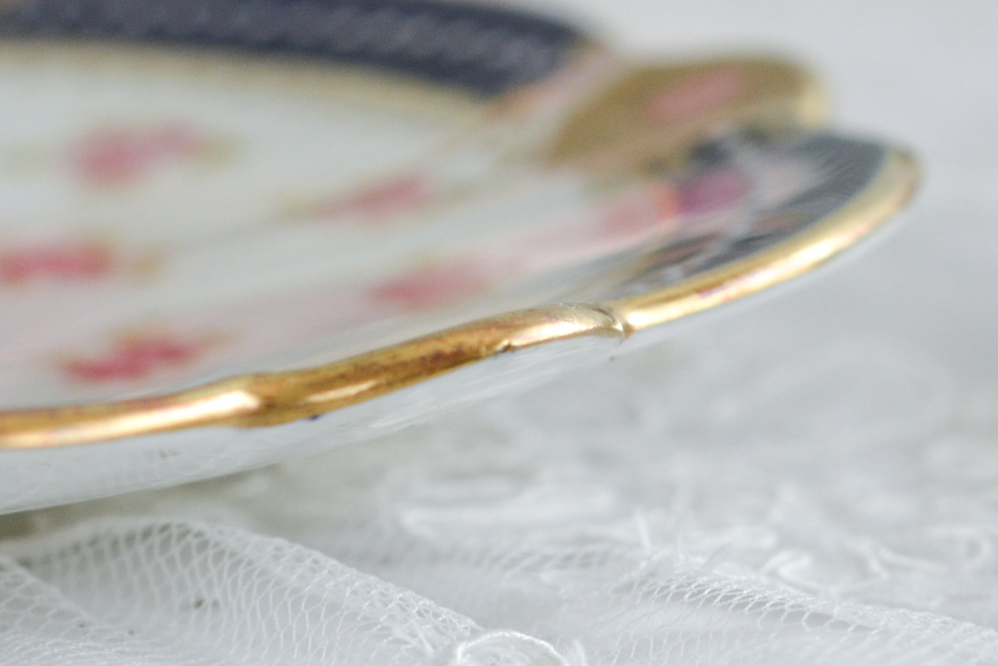 アレートンというメーカーの美しいティートリオです。アレートンは1859年から1942年まで続いたメーカーで、1912年からはコウルドンに買収されました。バックスタンプはコウルドンに引き継がれる以前の物です。美しいコバルトブルーにエナメルのジュールがうってあって、とってもエレガントなティーセットです。カップ&ソーサー、サイドプレート、デザートプレートの4ピースのセットで、お一人分のティータイムにぴったりです。