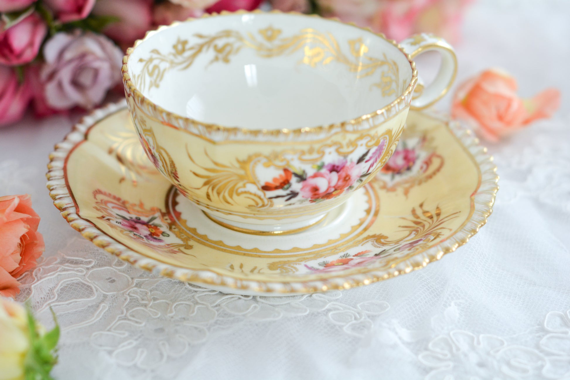 コールポートのペンブロークシェイプと呼ばれるシェイプのカップです。縁の飾り模様が特徴的で1820年代後半に作られたとても古い作品です。豪華な縁飾りに手描きで描かれた美しい花々、エレガントなリングハンドル。約200年前に作られ、この持ち主の貴族はこんな美しいカップでどんな優雅なティータイムを過ごしていたのでしょうか。