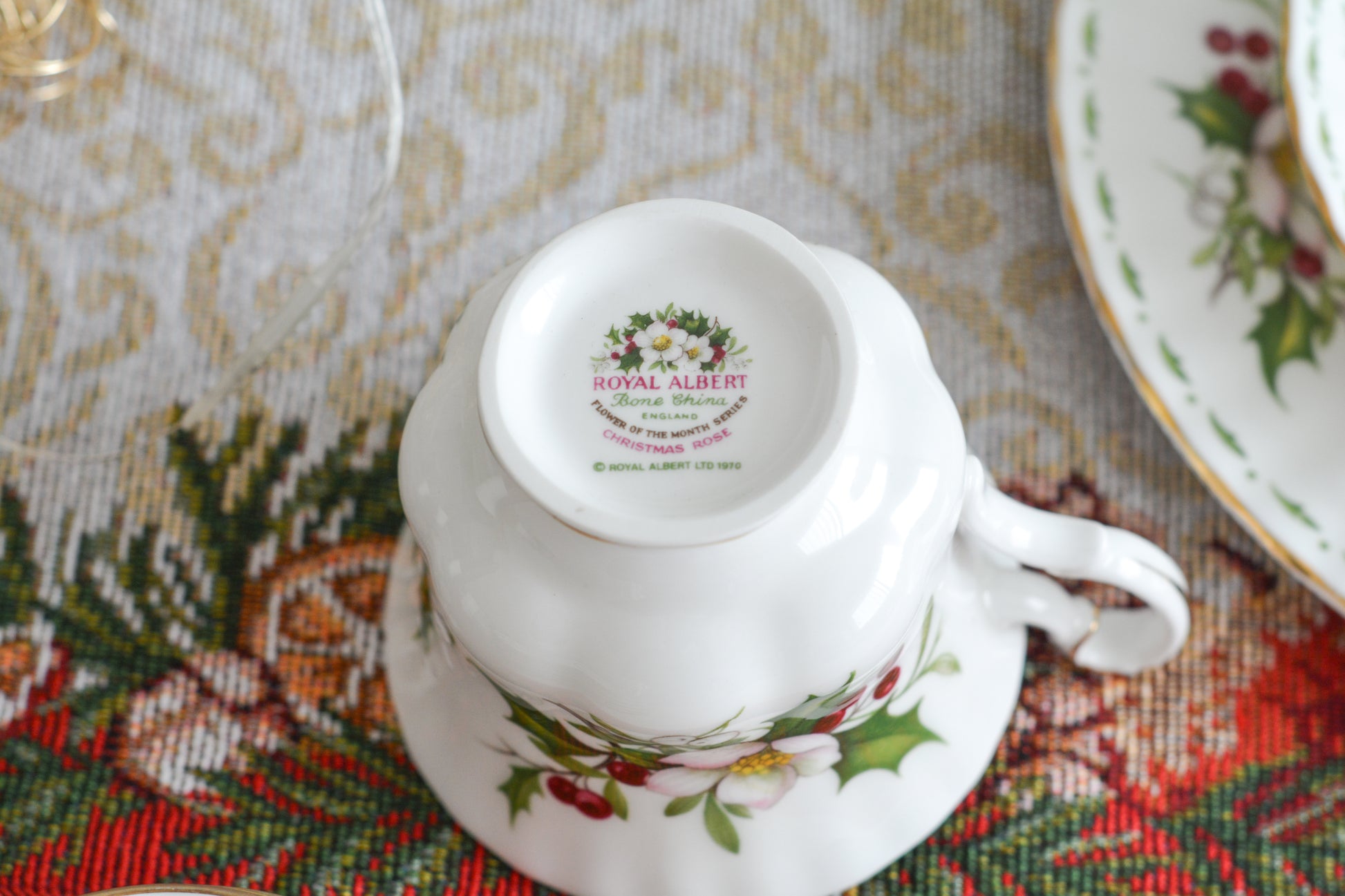 ロイヤルアルバートの人気シリーズの一つ、「フラワーオブマンス」1月から12月までそれぞれの季節のお花がモチーフのシリーズで、ついつい集めたくなってしまう魅力があります。今回ご紹介するのは、12月(December)。12月のお花はクリスマスローズです。ヒイラギに可憐なクリスマスローズがクリスマスの季節にぴったりなデザイン。とっても華やかなお品でクリスマスのテーブルを彩ります。