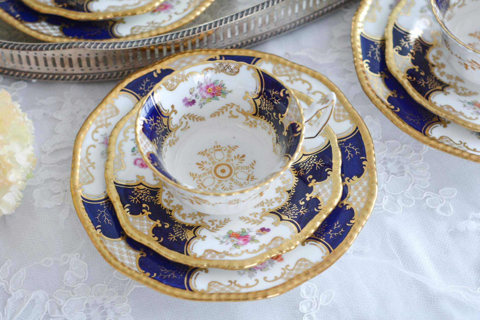 コールポートの代表作と言ってもいい、バットウィングシリーズ。こちらはコバルトブルーのティートリオです。重厚感のあるコバルトブルーと金彩のコントラスト、美しいシェイプ。凛としさ美しさがありオーラを感じます。そしてこちらのお品は、カップの側面にブーケの模様が描かれている珍しいデザインです。最近はバットウィングも探すのがとても困難になってきました。心が躍るカップでティータイムをお楽しみいただけたら嬉しいです。こちらは1セットの価格です。全部で6セット在庫がございます。状態で価格が変わります。