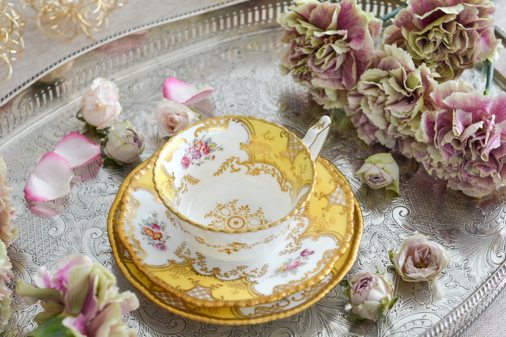 コールポートの人気シリーズ、バットウィングシリーズ。レアカラーのイエローカラーのトリオです。イエローのバットウィングは、鮮やかなイエローカラーが美しく、とても華やかな印象です。最近はバットウィングシリーズは探すことがより困難になっております。残念ながらカップにヒビが入っている為に観賞用となっております。(水漏れしたり、カップ自体が割れてしまう可能性があるため、カップに紅茶などを入れることは難しいです)ソーサーとサイドプレートはとても良い状態です。カップにヒビはあるものの観賞用としては大変美しく、貴重なお品です。ぜひコレクションとしてこのカップをお楽しみください。