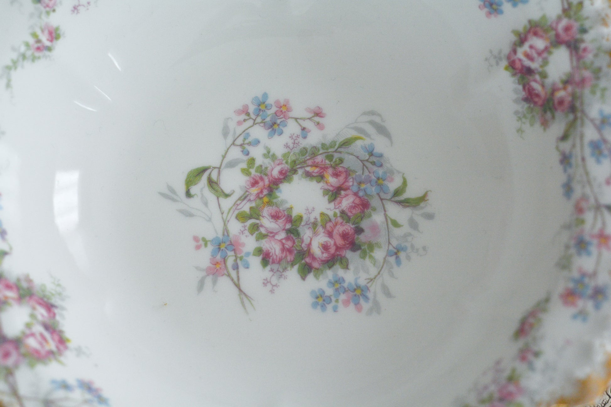 フランスのリモージュ、ジャン・プーヤ工房の可愛らしいボウル。淡いカラーが優しい雰囲気です。フルーツを盛り付けたり、ボンボンやトラジェを盛り付けたら素敵だなと思います。バラと勿忘草の組み合わせはやっぱり可愛い!!です。色々なお菓子を盛り付けてみてくださいね!