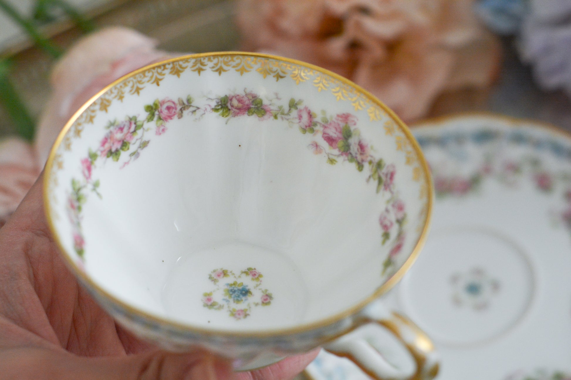 バラのガーランドと勿忘草がとっても可憐なフランスのアビランドリモージュのカップ&ソーサーです。同じ勿忘草の模様の330番もとても人気がありますが、271番は製造数がさらに少なくなかなか出回りません。優しいタッチで絵付けされていて、ハンドル部分の模様も可愛らしいです。見ているだけで優しい気持ちになります。可愛らしいカップでぜひティータイムをお楽しみくださいませ。