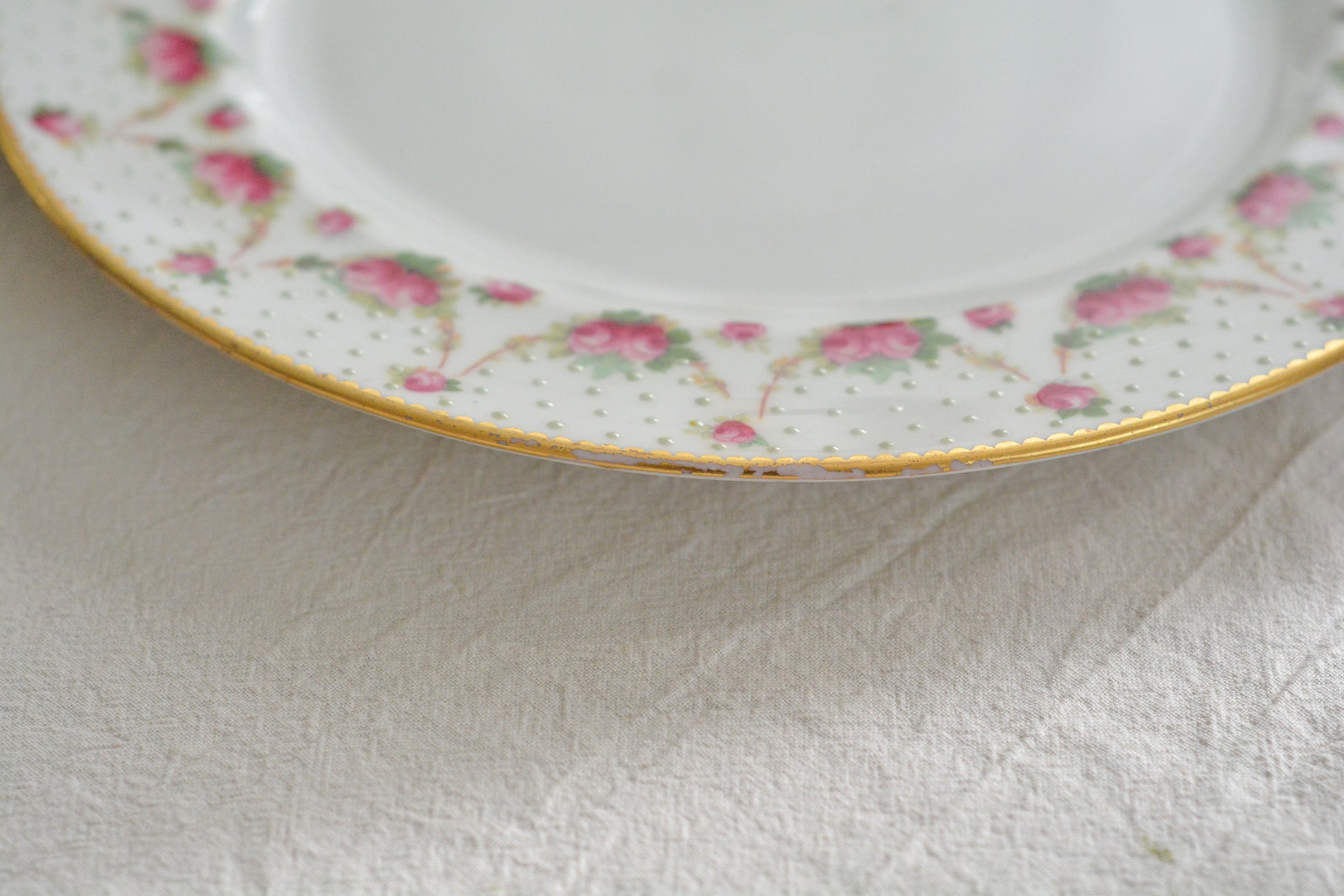 ロイヤルドルトンのとっても可愛らしいプレートが入荷しました。アメリカの小売店の特注品でバラのガーランドにエナメルジュールのドットが素敵なデザインです。このプレートが1枚あれば、ロマンティックなテーブルコーディネートができそうです。ティータイムに、デザートタイムにぜひどうぞ。こちらは1枚の価格です。状態によって価格が変わります。コンディションA、B、Cからお選びください。どれも大きなダメージはありません。