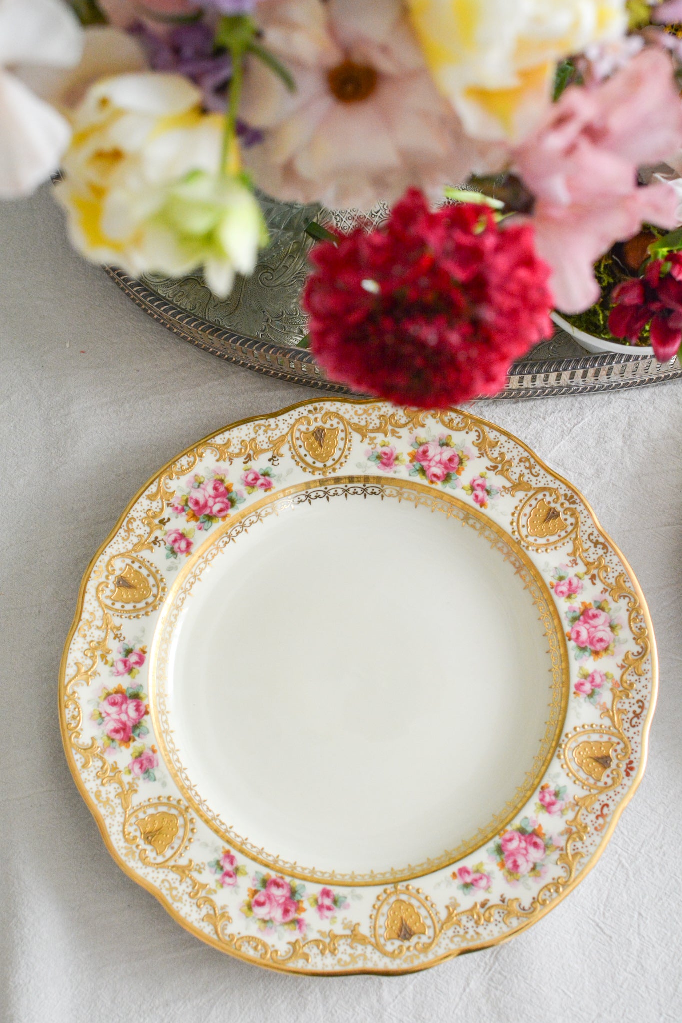 コープランドのエレガントなプレートが入荷しました。以前ご紹介したことのあるプレートです今回また出会うことができました。クリームカラーの地のお色に金盛りの繊細な模様に、可憐なバラが描かれた大変美しいプレート。ティータイムを華やかに盛り上げてくれそうです。裏面には、サインが入っています。こちらは1枚の価格です。在庫が2枚ございます。プレート①〜②からお選びください。