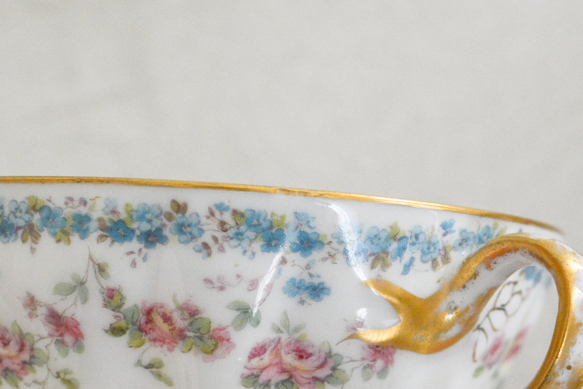 バラのガーランドと勿忘草がとっても可憐なフランスのアビランドリモージュのカップ&ソーサーです。同じ勿忘草の模様の330番もとても人気がありますが、271番は製造数がさらに少なくなかなか出回りません。優しいタッチで絵付けされていて、ハンドル部分の模様も可愛らしいです。見ているだけで優しい気持ちになります。可愛らしいカップでぜひティータイムをお楽しみくださいませ。