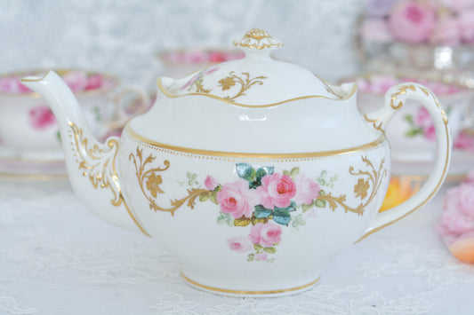 ジョージ・ジョーンズ・クレッセントのエレガントなティーポットが入荷しました!クレッセントらしいとっても可憐なお品です。ハンドペイントで描かれた薔薇の模様に立体的な金彩のお花。ペインターさんのサイン入りです。バックスタンプはボストンの小売店のダブルスタンプになっていて、アメリカからのオーダー品ということがわかります。きっと特別な商品だったに違いありません。優雅なティータイムを演出してくれる美しいティーポットです。