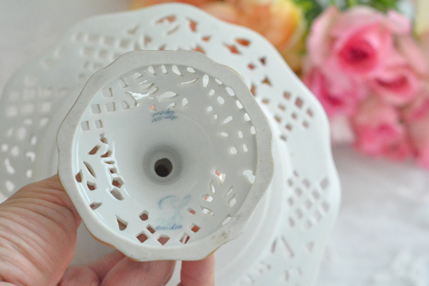 カール・ティーメ工房の花文字でマリーアントワネットの頭文字MとAが描かれた美しいコンポートです。透かし模様のお花や金彩もハンドペイントで丁寧に描かれています。豪華な雰囲気がマリーアントワネットの世界観にぴったりなお品です。ちょっと小ぶりなコンポートで、小さな焼き菓子やチョコレートなどを盛り付けても素敵ですね。マリーアントワネットのプレートも貴重ですが、コンポートはさらに見つけるのが困難なお品です。