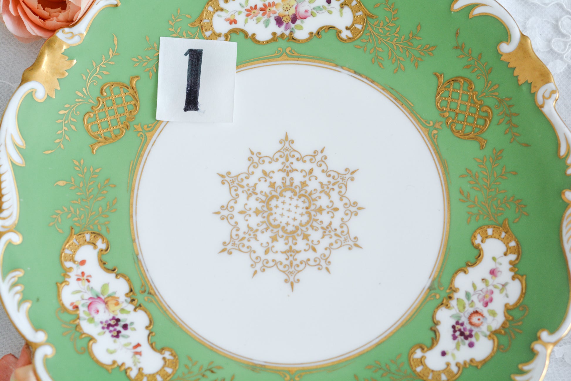 コールポートのアップルグリーンの美しいプレート。手描きで描かれた上品なお花に、金盛りの金彩が大変豪華です。デザートにはもちろん、サービング用としても活躍してくれそうです。こちらは2枚在庫がございます。ハンドペイントのため、描かれているお花も1点1点異なります。①〜②からお選びください。