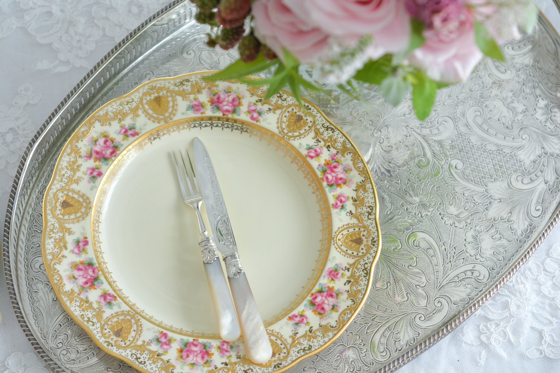 美しい純銀と白蝶貝ハンドルのデザートカトラリー。上品なデザインで純銀のブレードはキラキラと輝き、白蝶貝ハンドルは優しく輝きます。純銀&白蝶貝ハンドルのカトラリーは、やはり特別感がありますね。ティータイムを特別な時間にしてくれるカトラリーです。大きすぎないサイズ感も女性に嬉しいですね。素敵な時間をどうぞお楽しみください。