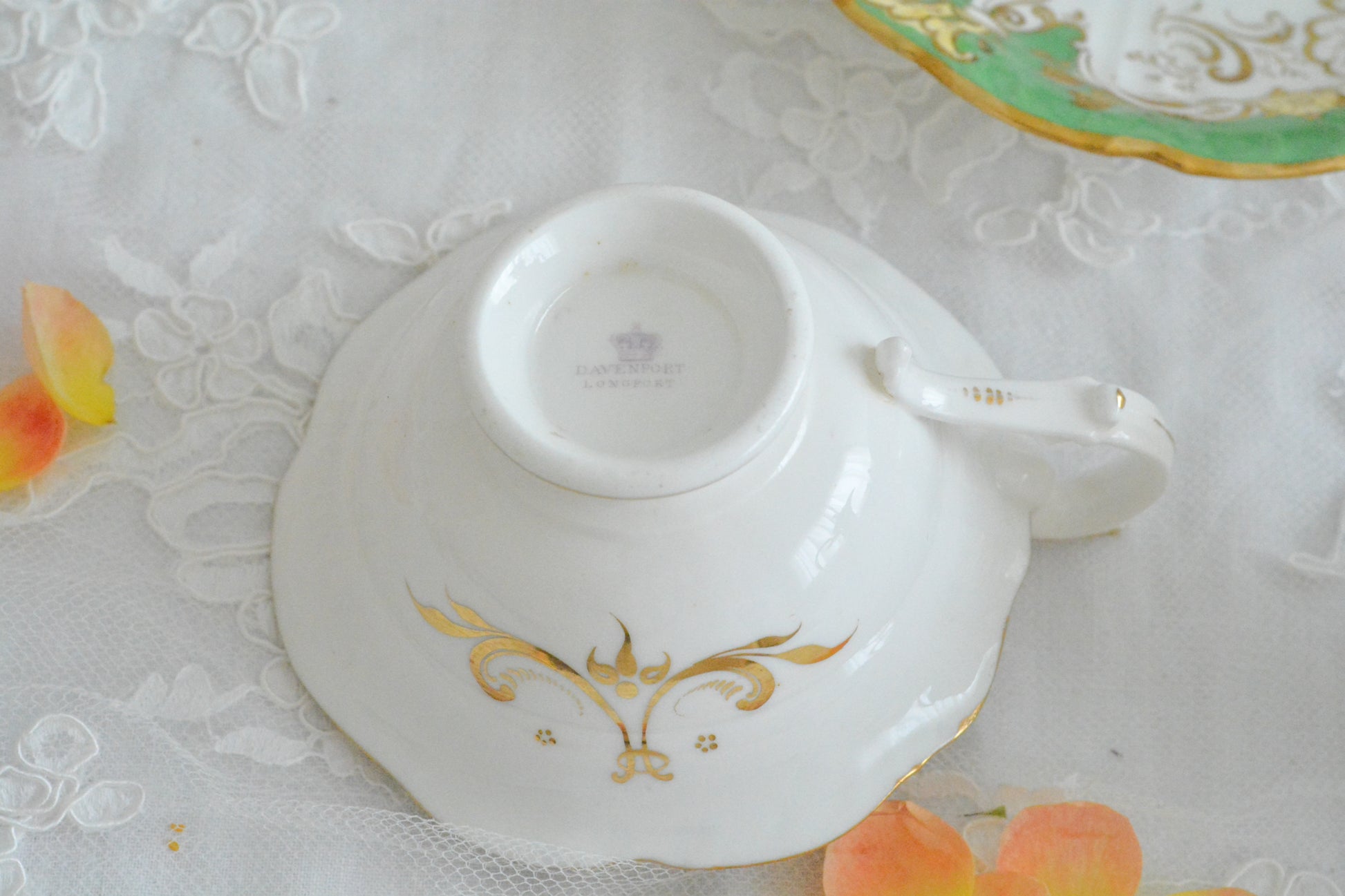 ダベンポートのロココリバイバルの優美なシェイプがとっても華やかで美しいトゥルートリオです。ダベンポート窯は1794年に創業し優れた磁器をたくさん製造していましたが、残念ながら1887年に廃業してしまいます。ハンドペイントの技術もとても優れていて美しい作品を残しています。トゥルートリオは、ティーカップ、コーヒーカップ、ソーサーのセットで、紅茶もコーヒーもどちらも楽しめるセットです。1800年代中頃まではトリオといえばこちらのtフルートリオが主流でした。ダベンポートらしい、美しい花々と優美なシェイプの心躍るカップです。