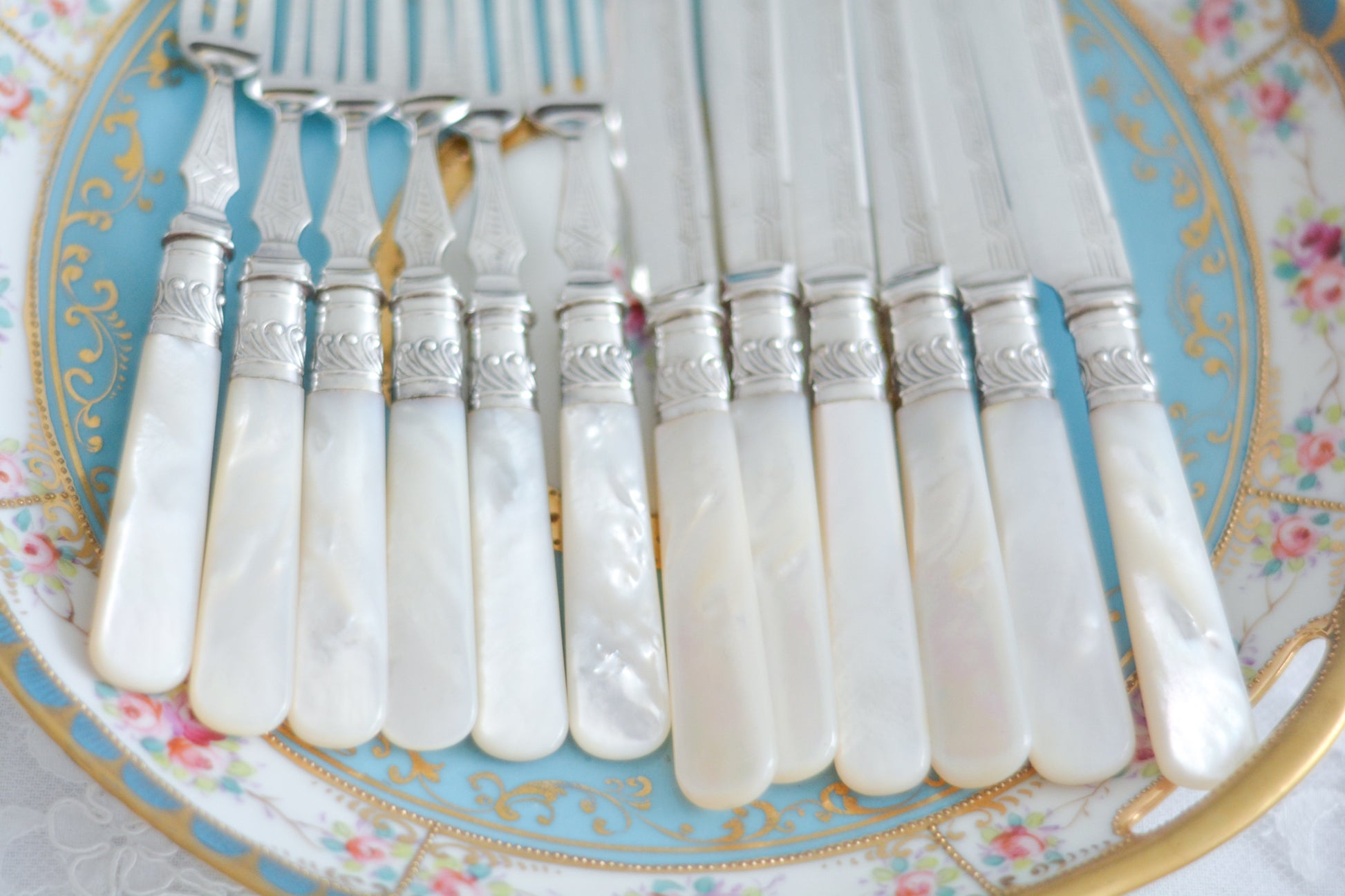 美しい木箱に入った白蝶貝ハンドルのデザートカトラリーセット。ディーラーさんから届いて開けてみると、当時の手紙が中に入っていてびっくりしました。結婚したお嬢様に宛てたお手紙です。大切なお嬢様の幸せを願ってご両親はこのカトラリーを贈られたのでしょう。持ち主は、大切に保管してもしかしたら未使用かもしれません。白蝶貝はマザーオブパールの名前の通り、真珠を生成する母貝です。子宝・子孫繁栄の象徴として、安産や子育てのお守りを願って白蝶貝ハンドルのカトラリーを結婚お祝いに贈ることが多かったのです。