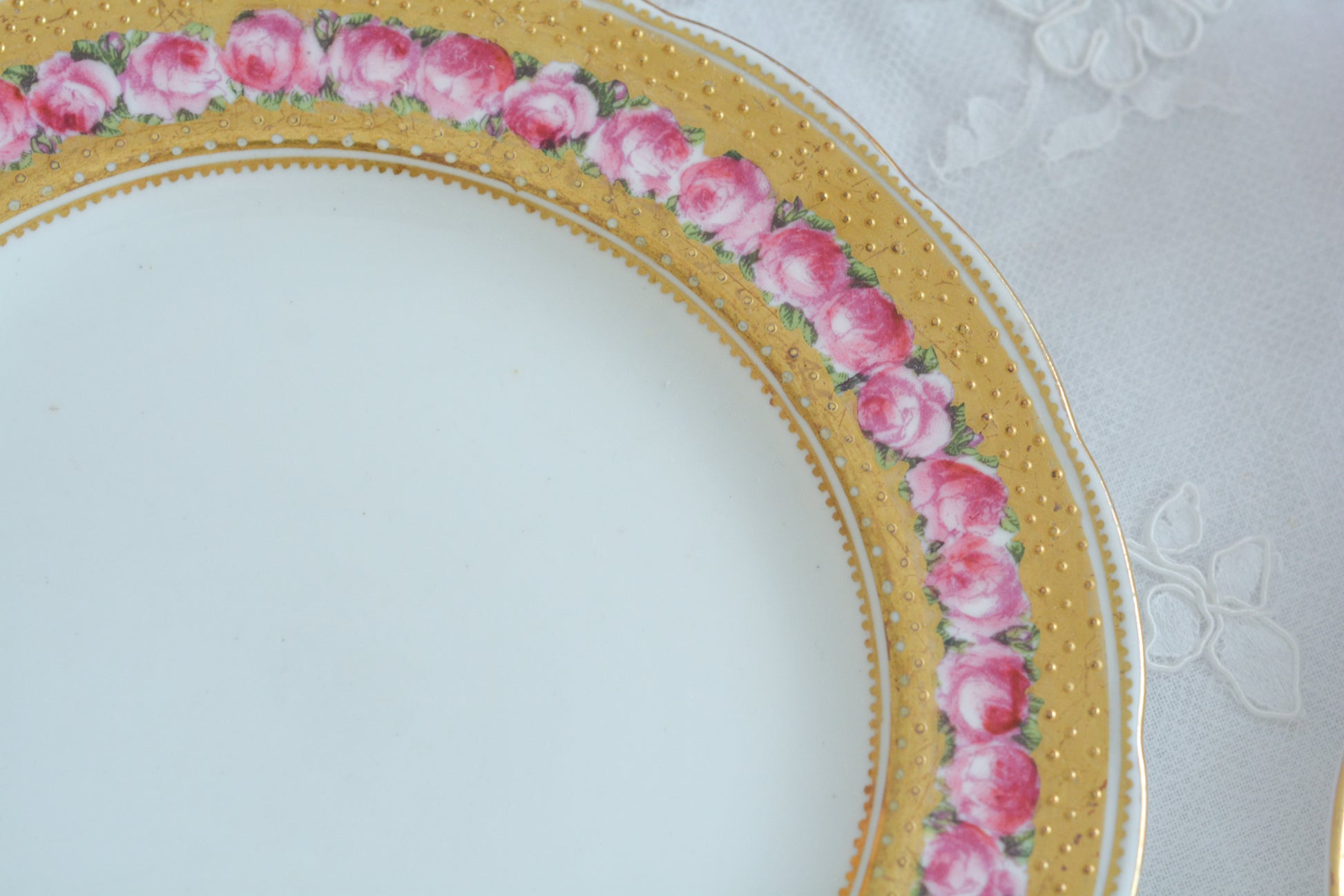 ジョージ・ジョーンズ・クレッセントのとても可憐なティートリオです。立体的なドットが豪華な金彩に可憐なバラが描かれたとても美しいお品です。ジョージ・ジョーンズ・クレッセントは華やかで可愛らしい雰囲気の作品をたくさん作ったメーカーです。クレッセントの可憐な世界観のファンの方も多いです。私もその一人。乙女心をくすぐられて、つい集めたくなってしまうそんな魅力があります。