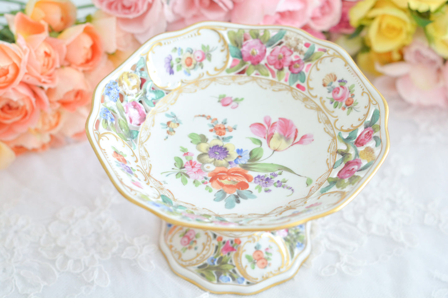 ドイツドレスデン、カール・ティーメ工房のハンドペイントで描かれた美しいコンポートです。ドレスデンの磁器は通常、素磁は仕入れて絵付のみを行っていますが、カール・ティーメ工房だけは素磁も自社で製造しています。ハンドペイントの技術も素晴らしく、とにかく美しい。こちらも花々が大変美しく描かれています。小ぶりなサイズですが、とても存在感のあるお品。テーブルが一気に華やぎます。